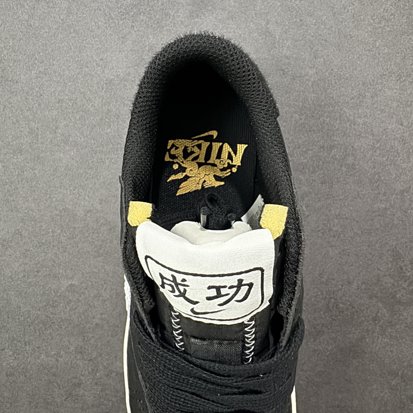 图片[7]-【定制版】Nike Blazer Low \’77 Jumbo 原装配色 马年限定 开拓者板鞋 全新焕新升级经典 Blazer 鞋款，大号 Swoosh 突出新时代更加张扬的潮流感，对经典的又一次改良升级。大号 Swoosh 设计结合宽大鞋带，符合当下潮流意趣，橡胶外底融入凸起人字形底纹增添几分户外感觉 货号：MN2026-001 尺码：36 36.5 37.5 38 38.5 39 40 40.5 41 42 42.5 43 44 45-选品中心