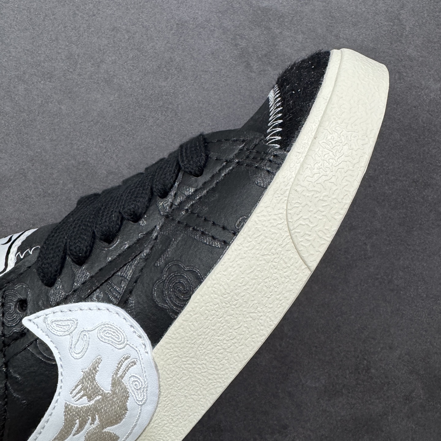 图片[5]-【定制版】Nike Blazer Low \’77 Jumbo 原装配色 马年限定 开拓者板鞋 全新焕新升级经典 Blazer 鞋款，大号 Swoosh 突出新时代更加张扬的潮流感，对经典的又一次改良升级。大号 Swoosh 设计结合宽大鞋带，符合当下潮流意趣，橡胶外底融入凸起人字形底纹增添几分户外感觉 货号：MN2026-001 尺码：36 36.5 37.5 38 38.5 39 40 40.5 41 42 42.5 43 44 45-选品中心