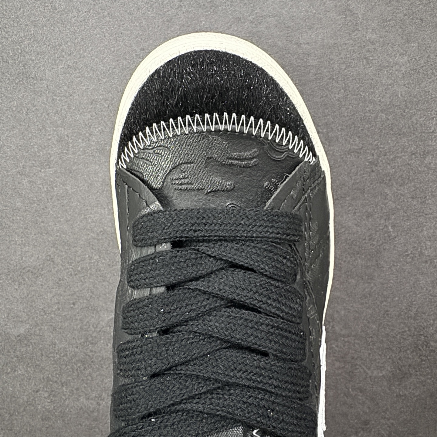 图片[8]-【定制版】Nike Blazer Low \’77 Jumbo 原装配色 马年限定 开拓者板鞋 全新焕新升级经典 Blazer 鞋款，大号 Swoosh 突出新时代更加张扬的潮流感，对经典的又一次改良升级。大号 Swoosh 设计结合宽大鞋带，符合当下潮流意趣，橡胶外底融入凸起人字形底纹增添几分户外感觉 货号：MN2026-001 尺码：36 36.5 37.5 38 38.5 39 40 40.5 41 42 42.5 43 44 45-选品中心