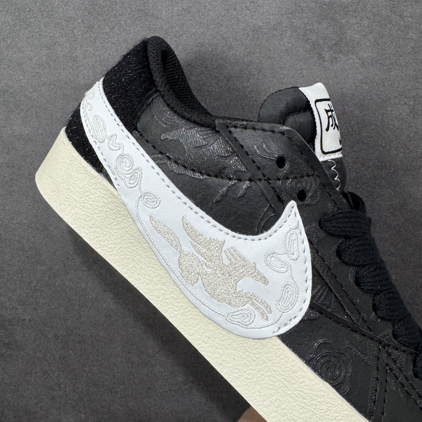图片[6]-【定制版】Nike Blazer Low \’77 Jumbo 原装配色 马年限定 开拓者板鞋 全新焕新升级经典 Blazer 鞋款，大号 Swoosh 突出新时代更加张扬的潮流感，对经典的又一次改良升级。大号 Swoosh 设计结合宽大鞋带，符合当下潮流意趣，橡胶外底融入凸起人字形底纹增添几分户外感觉 货号：MN2026-001 尺码：36 36.5 37.5 38 38.5 39 40 40.5 41 42 42.5 43 44 45-选品中心