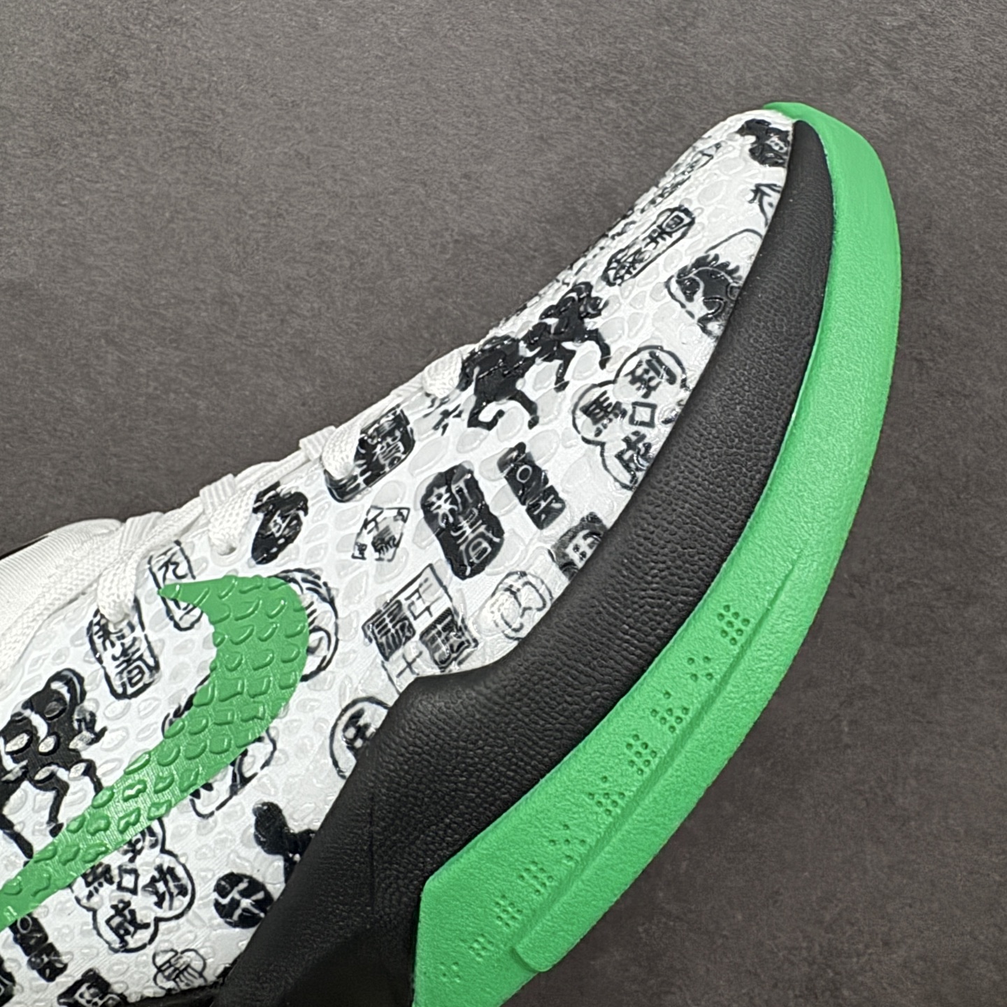 图片[5]-【定制版】Nike Zoom Kobe VI 马年限定 CNY新年款 耐克 科比6代系列 低帮复刻实战运动低帮文化篮球鞋 纯原版本 鞋头和鞋舌采用透气运动网布制成 采用更为挺拔的鞋口设计 为脚踝带来更佳的包裹与支撑感 侧面独特波纹纹理细节 打破了单调 赋予鞋子灵动与活力的视觉体验 货号： CW2190-015 尺码：38-46带半码-选品中心