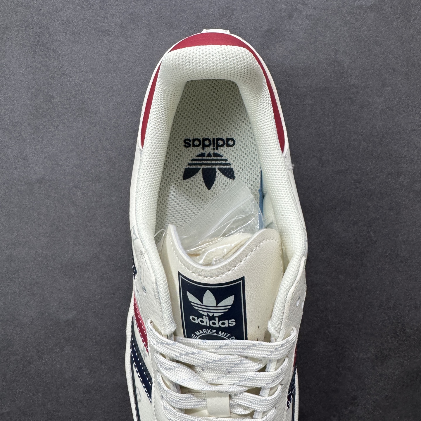 图片[7]-【定制版】Adidas originals GAZELLE INDOOR Indoor T头鞋 LV联名 防滑耐磨轻便 低帮板鞋 以柔软的皮革鞋面搭配耐磨橡胶外底，展现出复古与现代的融合。鞋面采用细腻纹理设计，搭配三条杠，尽显品牌经典。无论是运动场还是街头，这双鞋都能轻松驾驭。 货号： XD6188-101 尺码： 36 36.5 37 38 38.5 39 40 40.5 41 42 42.5 43 44 44.5 45-选品中心