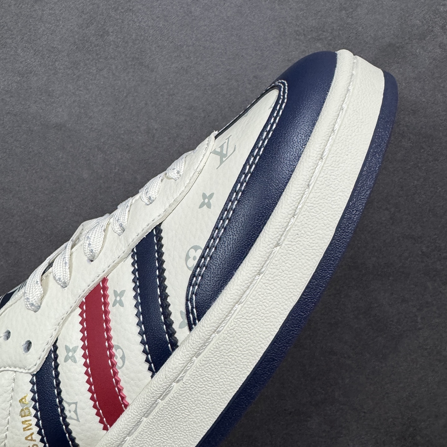 图片[5]-【定制版】Adidas originals GAZELLE INDOOR Indoor T头鞋 LV联名 防滑耐磨轻便 低帮板鞋 以柔软的皮革鞋面搭配耐磨橡胶外底，展现出复古与现代的融合。鞋面采用细腻纹理设计，搭配三条杠，尽显品牌经典。无论是运动场还是街头，这双鞋都能轻松驾驭。 货号： XD6188-101 尺码： 36 36.5 37 38 38.5 39 40 40.5 41 42 42.5 43 44 44.5 45-选品中心