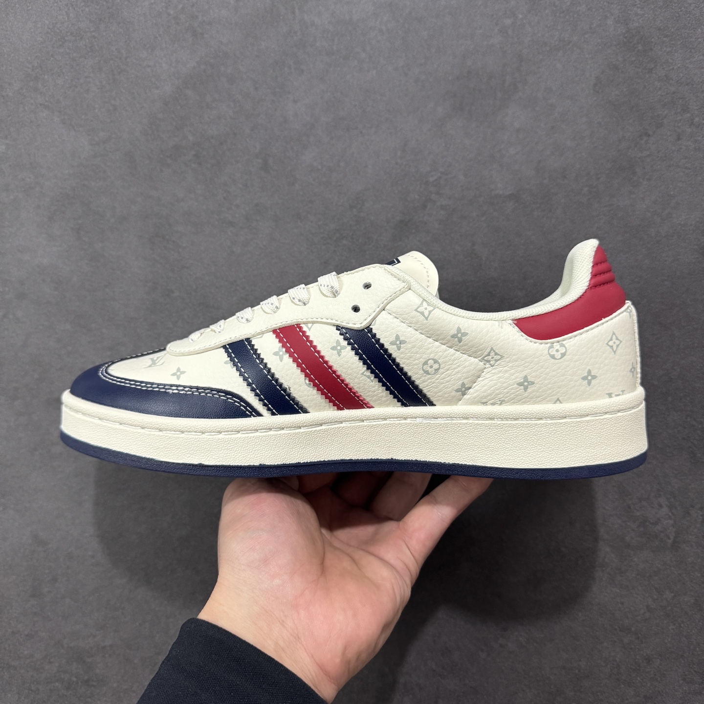 图片[2]-【定制版】Adidas originals GAZELLE INDOOR Indoor T头鞋 LV联名 防滑耐磨轻便 低帮板鞋 以柔软的皮革鞋面搭配耐磨橡胶外底，展现出复古与现代的融合。鞋面采用细腻纹理设计，搭配三条杠，尽显品牌经典。无论是运动场还是街头，这双鞋都能轻松驾驭。 货号： XD6188-101 尺码： 36 36.5 37 38 38.5 39 40 40.5 41 42 42.5 43 44 44.5 45-选品中心