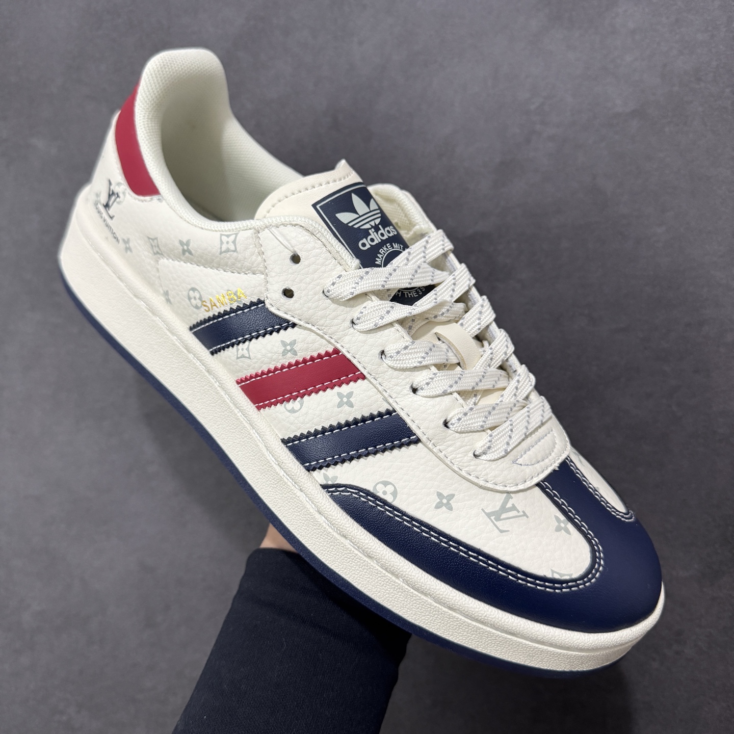 图片[3]-【定制版】Adidas originals GAZELLE INDOOR Indoor T头鞋 LV联名 防滑耐磨轻便 低帮板鞋 以柔软的皮革鞋面搭配耐磨橡胶外底，展现出复古与现代的融合。鞋面采用细腻纹理设计，搭配三条杠，尽显品牌经典。无论是运动场还是街头，这双鞋都能轻松驾驭。 货号： XD6188-101 尺码： 36 36.5 37 38 38.5 39 40 40.5 41 42 42.5 43 44 44.5 45-选品中心