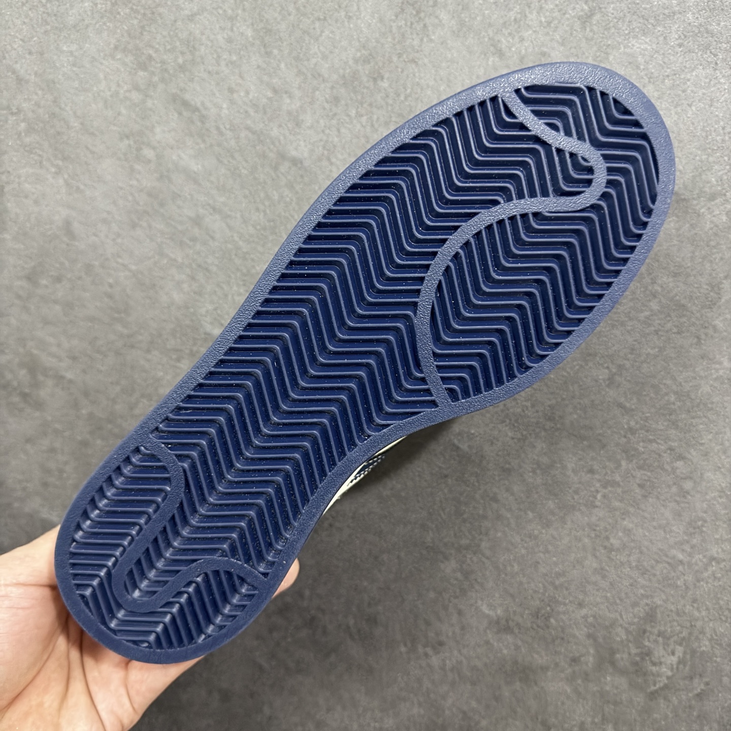 图片[9]-【定制版】Adidas originals GAZELLE INDOOR Indoor T头鞋 LV联名 防滑耐磨轻便 低帮板鞋 以柔软的皮革鞋面搭配耐磨橡胶外底，展现出复古与现代的融合。鞋面采用细腻纹理设计，搭配三条杠，尽显品牌经典。无论是运动场还是街头，这双鞋都能轻松驾驭。 货号： XD6188-101 尺码： 36 36.5 37 38 38.5 39 40 40.5 41 42 42.5 43 44 44.5 45-选品中心