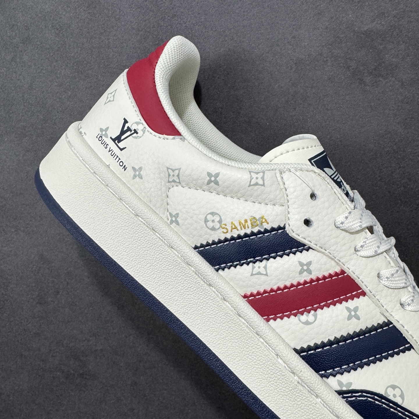 图片[6]-【定制版】Adidas originals GAZELLE INDOOR Indoor T头鞋 LV联名 防滑耐磨轻便 低帮板鞋 以柔软的皮革鞋面搭配耐磨橡胶外底，展现出复古与现代的融合。鞋面采用细腻纹理设计，搭配三条杠，尽显品牌经典。无论是运动场还是街头，这双鞋都能轻松驾驭。 货号： XD6188-101 尺码： 36 36.5 37 38 38.5 39 40 40.5 41 42 42.5 43 44 44.5 45-选品中心