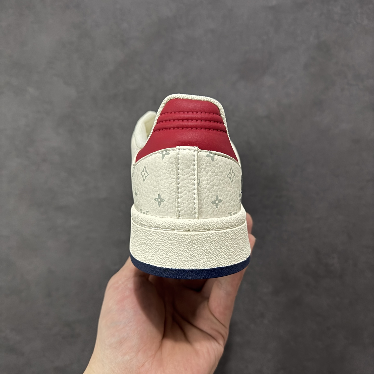 图片[4]-【定制版】Adidas originals GAZELLE INDOOR Indoor T头鞋 LV联名 防滑耐磨轻便 低帮板鞋 以柔软的皮革鞋面搭配耐磨橡胶外底，展现出复古与现代的融合。鞋面采用细腻纹理设计，搭配三条杠，尽显品牌经典。无论是运动场还是街头，这双鞋都能轻松驾驭。 货号： XD6188-101 尺码： 36 36.5 37 38 38.5 39 40 40.5 41 42 42.5 43 44 44.5 45-选品中心