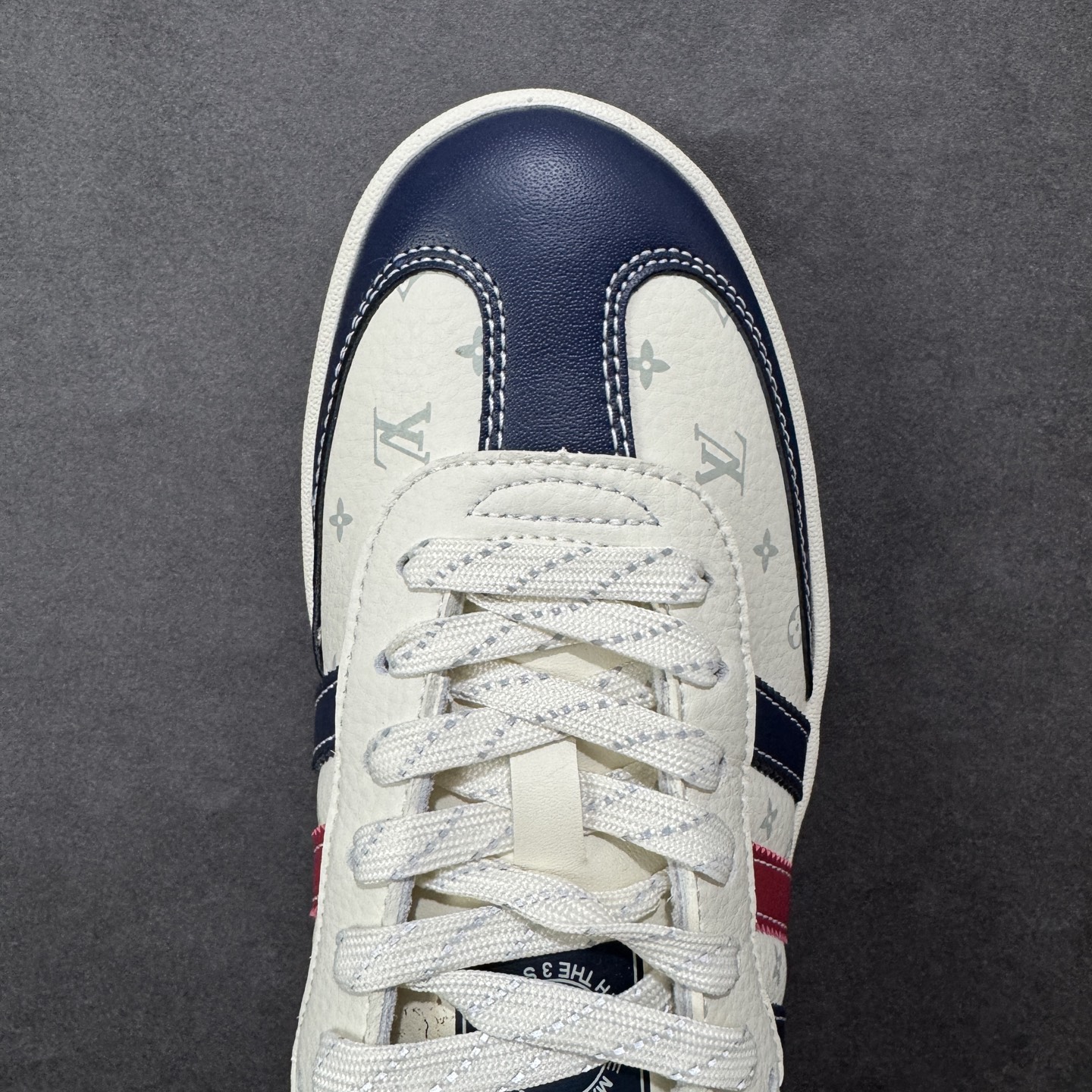 图片[8]-【定制版】Adidas originals GAZELLE INDOOR Indoor T头鞋 LV联名 防滑耐磨轻便 低帮板鞋 以柔软的皮革鞋面搭配耐磨橡胶外底，展现出复古与现代的融合。鞋面采用细腻纹理设计，搭配三条杠，尽显品牌经典。无论是运动场还是街头，这双鞋都能轻松驾驭。 货号： XD6188-101 尺码： 36 36.5 37 38 38.5 39 40 40.5 41 42 42.5 43 44 44.5 45-选品中心