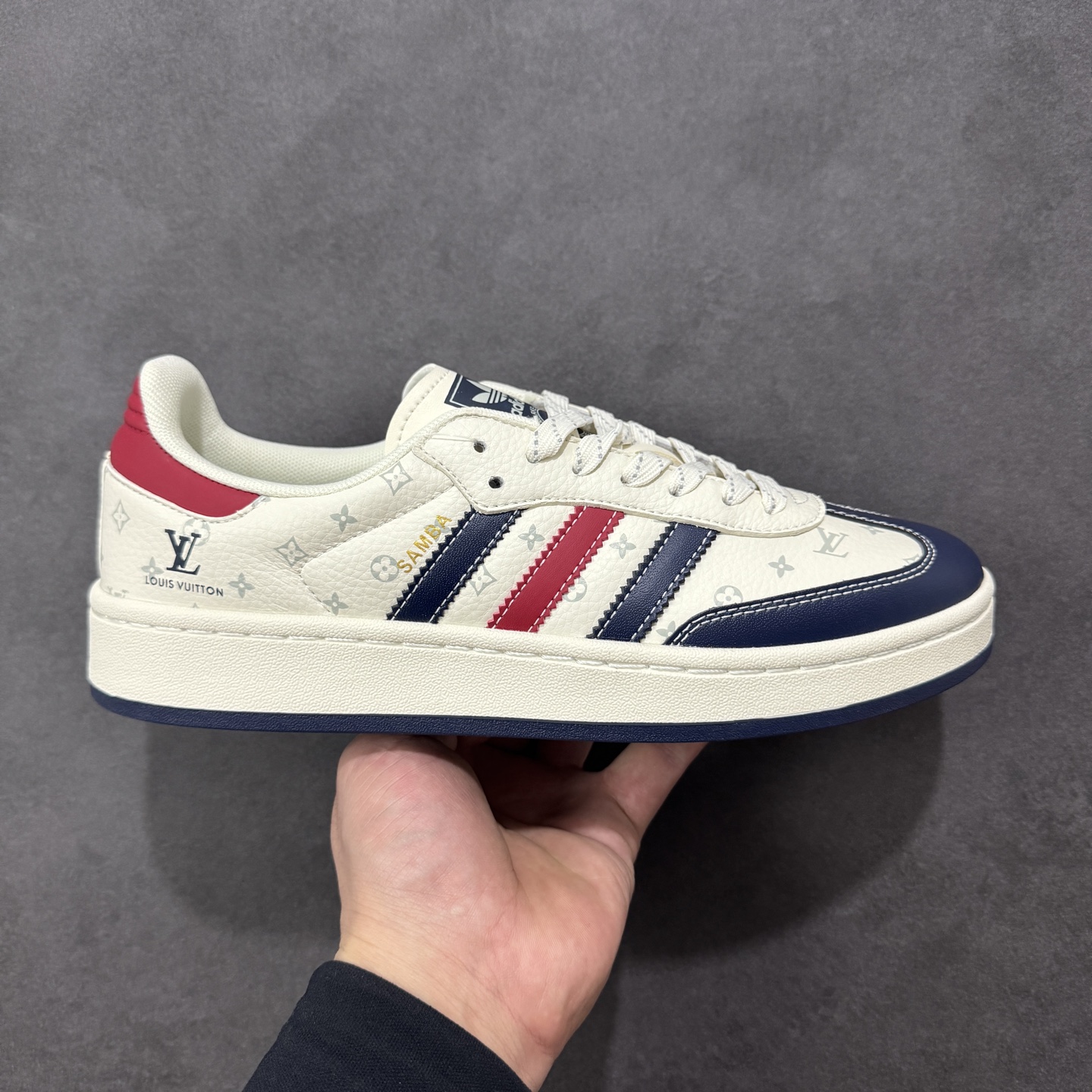 【定制版】Adidas originals GAZELLE INDOOR Indoor T头鞋 LV联名 防滑耐磨轻便 低帮板鞋 以柔软的皮革鞋面搭配耐磨橡胶外底，展现出复古与现代的融合。鞋面采用细腻纹理设计，搭配三条杠，尽显品牌经典。无论是运动场还是街头，这双鞋都能轻松驾驭。 货号： XD6188-101 尺码： 36 36.5 37 38 38.5 39 40 40.5 41 42 42.5 43 44 44.5 45-选品中心