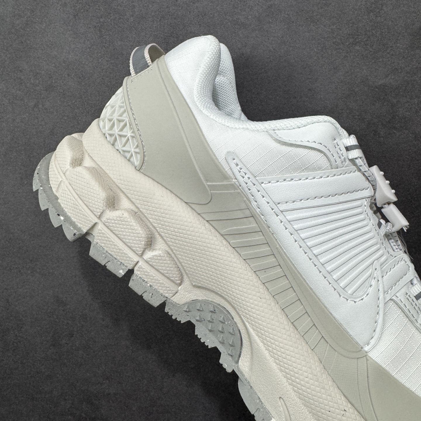 图片[6]-【公司级】Nike Zoom Vomero Roam 耐克 复古休闲运动慢跑鞋 货号：HV6410-100 尺码：36 36.5 37.5 38 38.5 39 40 40.5 41 42 42.5 43 44 45 编码：LDSB240250-选品中心