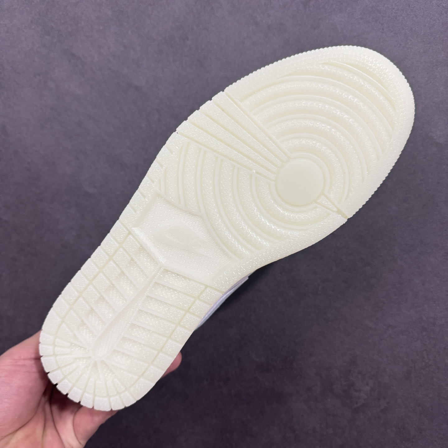 图片[9]-【H11版本】耐克Nike Air Jordan 1 AJ1经典复古经典低帮百搭文化篮球鞋 HJ5999-400 公司级真标半码制#原档案原数据开发版型#采用荔枝纹头层皮革鞋面材质#原厂立体填充鞋舌海绵#中底注胶孔及缜密中底拉帮工艺#原数据开发模具大底 尺码：35.5 36 36.5 37.5 38 38.5 39 40 40.5 41 42 42.5 43 44 44.5 45 46 47.5 编码：H11B270280-选品中心