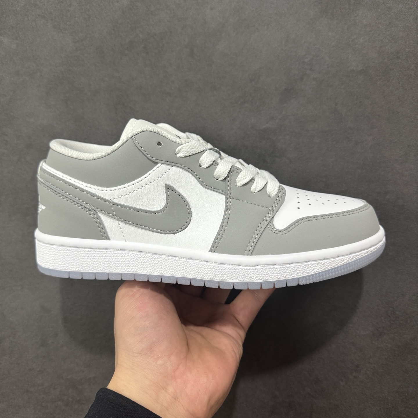 【H11版本】耐克Nike Air Jordan 1 AJ1经典复古经典低帮百搭文化篮球鞋 DC0774-105 公司级真标半码制#原档案原数据开发版型#采用荔枝纹头层皮革鞋面材质#原厂立体填充鞋舌海绵#中底注胶孔及缜密中底拉帮工艺#原数据开发模具大底 尺码：35.5 36 36.5 37.5 38 38.5 39 40 40.5 41 42 42.5 43 44 44.5 45 46 47.5 编码：H11B270280-选品中心