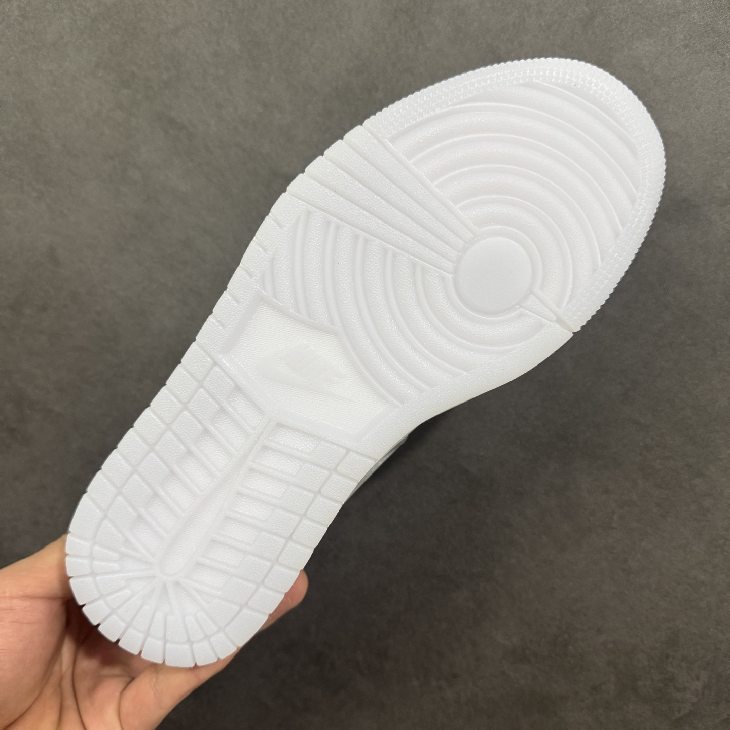 图片[9]-【H11版本】耐克Nike Air Jordan 1 AJ1经典复古经典低帮百搭文化篮球鞋 DC0774-105 公司级真标半码制#原档案原数据开发版型#采用荔枝纹头层皮革鞋面材质#原厂立体填充鞋舌海绵#中底注胶孔及缜密中底拉帮工艺#原数据开发模具大底 尺码：35.5 36 36.5 37.5 38 38.5 39 40 40.5 41 42 42.5 43 44 44.5 45 46 47.5 编码：H11B270280-选品中心