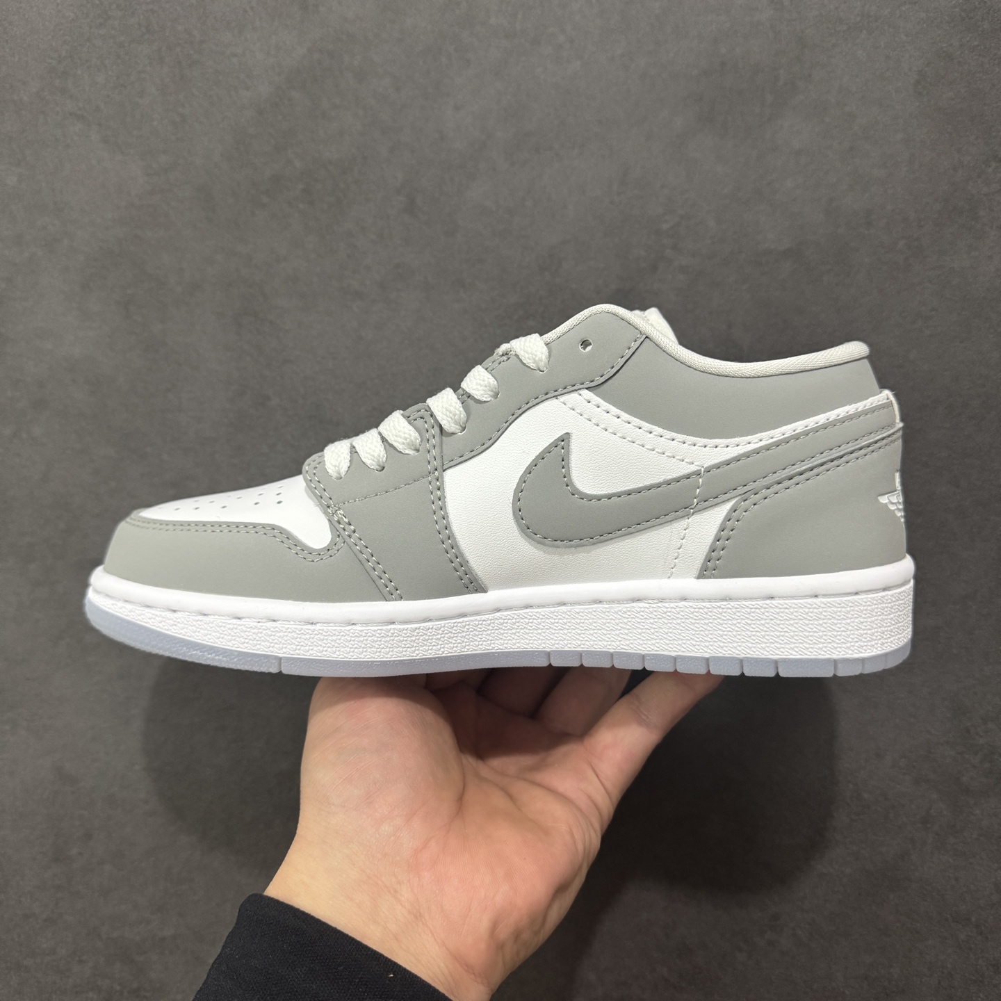 图片[2]-【H11版本】耐克Nike Air Jordan 1 AJ1经典复古经典低帮百搭文化篮球鞋 DC0774-105 公司级真标半码制#原档案原数据开发版型#采用荔枝纹头层皮革鞋面材质#原厂立体填充鞋舌海绵#中底注胶孔及缜密中底拉帮工艺#原数据开发模具大底 尺码：35.5 36 36.5 37.5 38 38.5 39 40 40.5 41 42 42.5 43 44 44.5 45 46 47.5 编码：H11B270280-选品中心