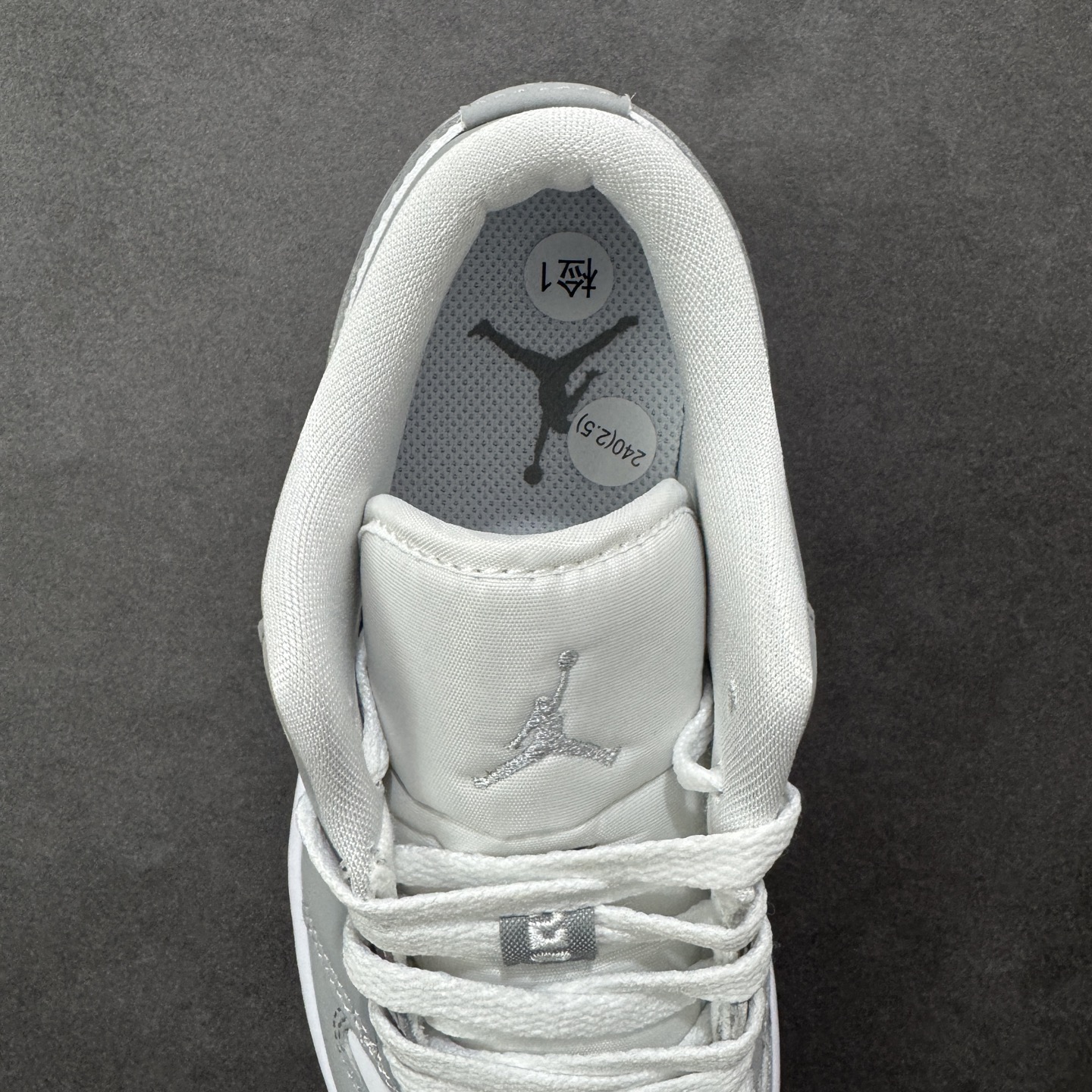 图片[7]-【H11版本】耐克Nike Air Jordan 1 AJ1经典复古经典低帮百搭文化篮球鞋 DC0774-105 公司级真标半码制#原档案原数据开发版型#采用荔枝纹头层皮革鞋面材质#原厂立体填充鞋舌海绵#中底注胶孔及缜密中底拉帮工艺#原数据开发模具大底 尺码：35.5 36 36.5 37.5 38 38.5 39 40 40.5 41 42 42.5 43 44 44.5 45 46 47.5 编码：H11B270280-选品中心