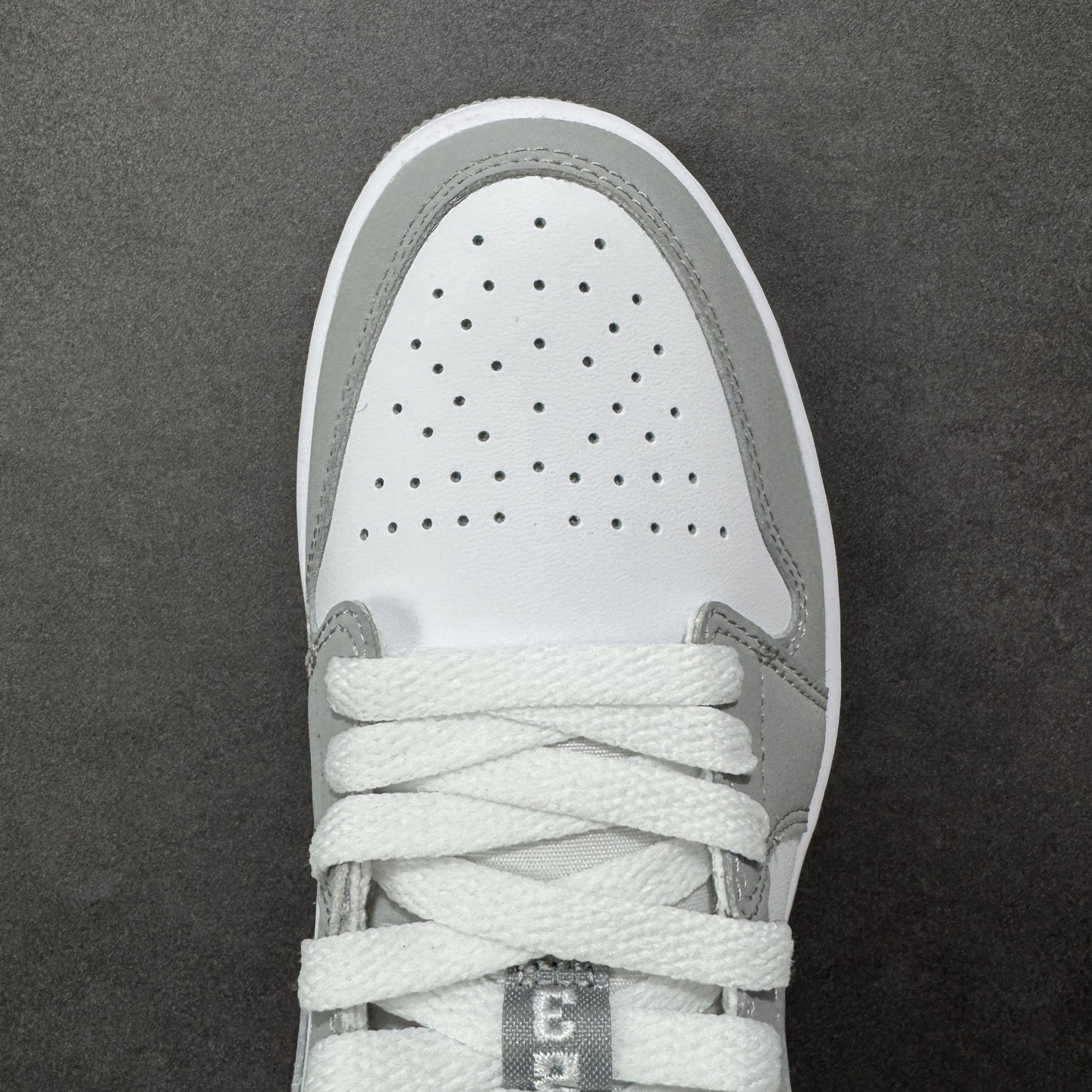 图片[8]-【H11版本】耐克Nike Air Jordan 1 AJ1经典复古经典低帮百搭文化篮球鞋 DC0774-105 公司级真标半码制#原档案原数据开发版型#采用荔枝纹头层皮革鞋面材质#原厂立体填充鞋舌海绵#中底注胶孔及缜密中底拉帮工艺#原数据开发模具大底 尺码：35.5 36 36.5 37.5 38 38.5 39 40 40.5 41 42 42.5 43 44 44.5 45 46 47.5 编码：H11B270280-选品中心