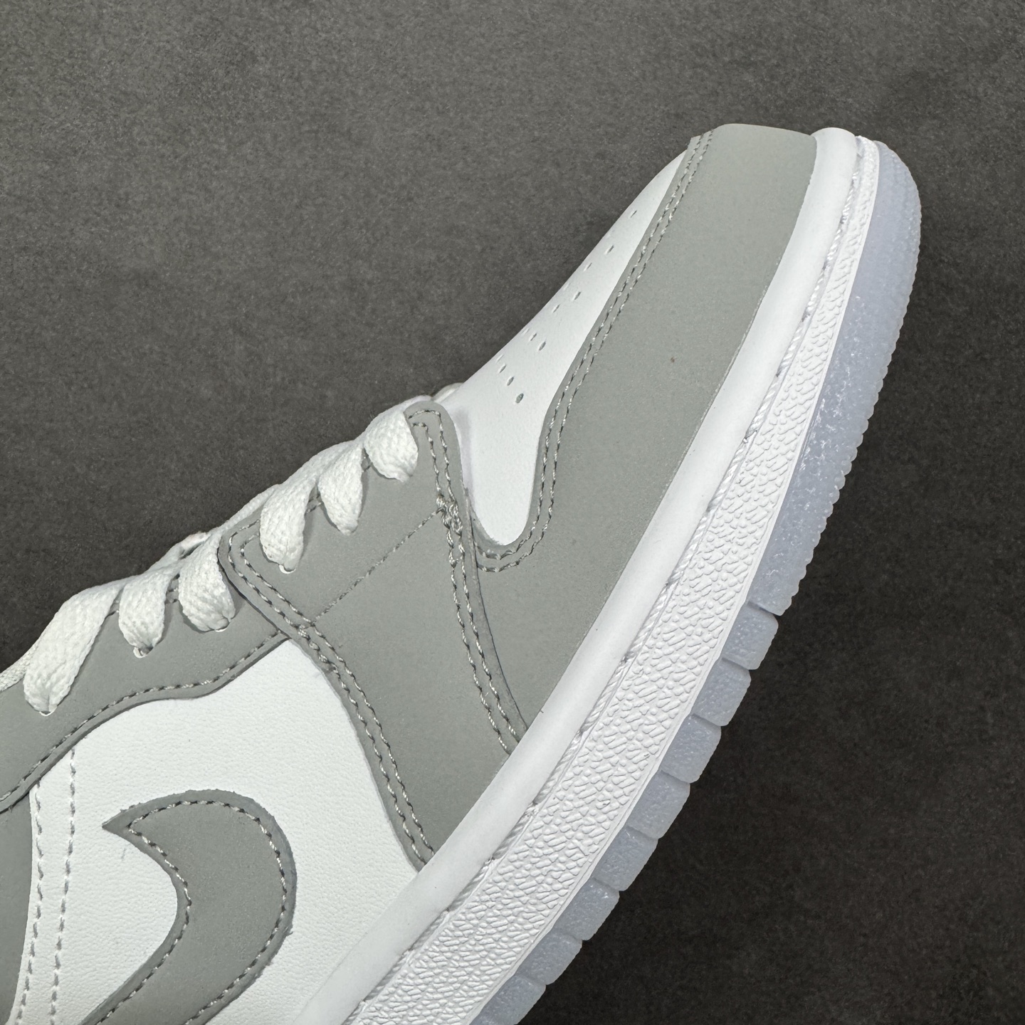 图片[5]-【H11版本】耐克Nike Air Jordan 1 AJ1经典复古经典低帮百搭文化篮球鞋 DC0774-105 公司级真标半码制#原档案原数据开发版型#采用荔枝纹头层皮革鞋面材质#原厂立体填充鞋舌海绵#中底注胶孔及缜密中底拉帮工艺#原数据开发模具大底 尺码：35.5 36 36.5 37.5 38 38.5 39 40 40.5 41 42 42.5 43 44 44.5 45 46 47.5 编码：H11B270280-选品中心