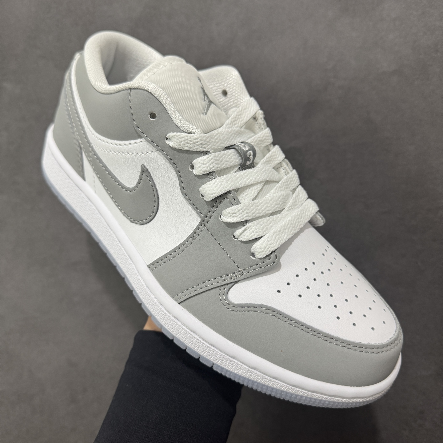 图片[3]-【H11版本】耐克Nike Air Jordan 1 AJ1经典复古经典低帮百搭文化篮球鞋 DC0774-105 公司级真标半码制#原档案原数据开发版型#采用荔枝纹头层皮革鞋面材质#原厂立体填充鞋舌海绵#中底注胶孔及缜密中底拉帮工艺#原数据开发模具大底 尺码：35.5 36 36.5 37.5 38 38.5 39 40 40.5 41 42 42.5 43 44 44.5 45 46 47.5 编码：H11B270280-选品中心