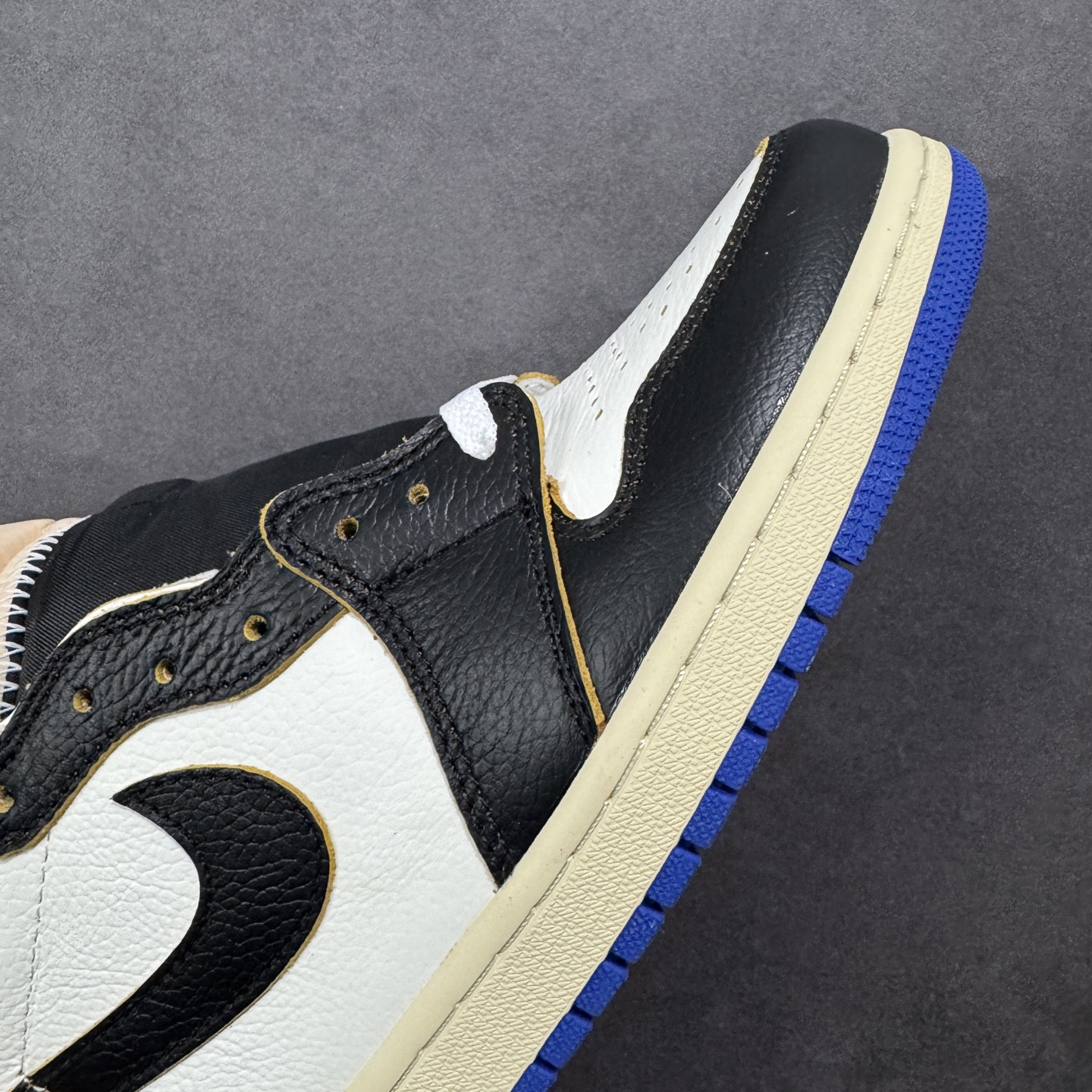 图片[5]-【公司级头层版】Air Jordan 1 High OG 高帮 AJ1 乔丹1代 aj1 乔1 高邦 金人吊牌 乔丹篮球鞋系列IO7847-002 采用正确头层皮组合荔枝纹头层皮革鞋面材质 中底注胶孔及缜密中底拉帮工艺 内置气垫及耐磨橡胶大底 尺码：36-47带半码-选品中心