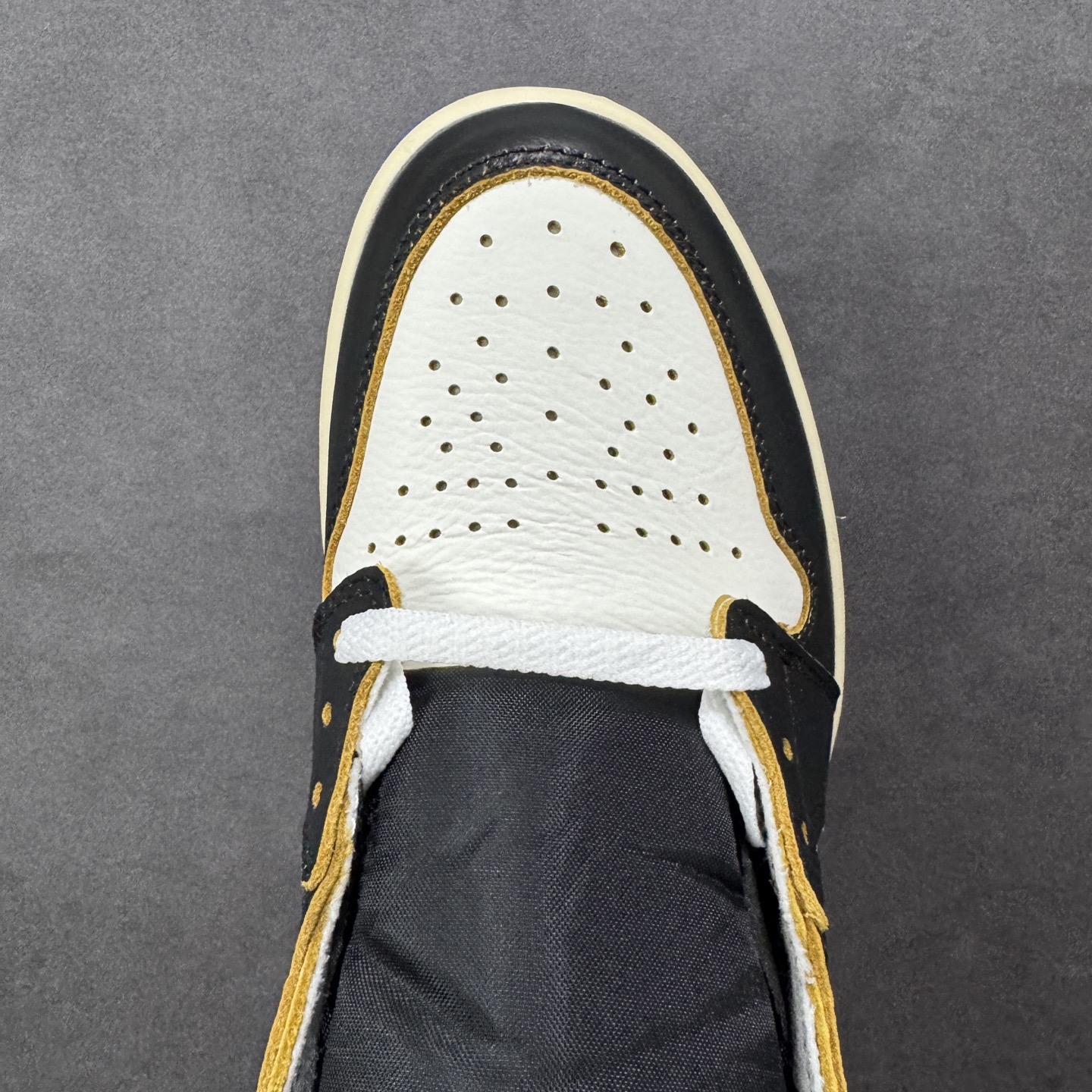 图片[8]-【公司级头层版】Air Jordan 1 High OG 高帮 AJ1 乔丹1代 aj1 乔1 高邦 金人吊牌 乔丹篮球鞋系列IO7847-002 采用正确头层皮组合荔枝纹头层皮革鞋面材质 中底注胶孔及缜密中底拉帮工艺 内置气垫及耐磨橡胶大底 尺码：36-47带半码-选品中心