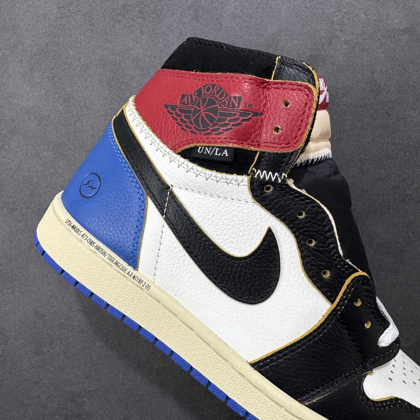图片[6]-【公司级头层版】Air Jordan 1 High OG 高帮 AJ1 乔丹1代 aj1 乔1 高邦 金人吊牌 乔丹篮球鞋系列IO7847-002 采用正确头层皮组合荔枝纹头层皮革鞋面材质 中底注胶孔及缜密中底拉帮工艺 内置气垫及耐磨橡胶大底 尺码：36-47带半码-选品中心