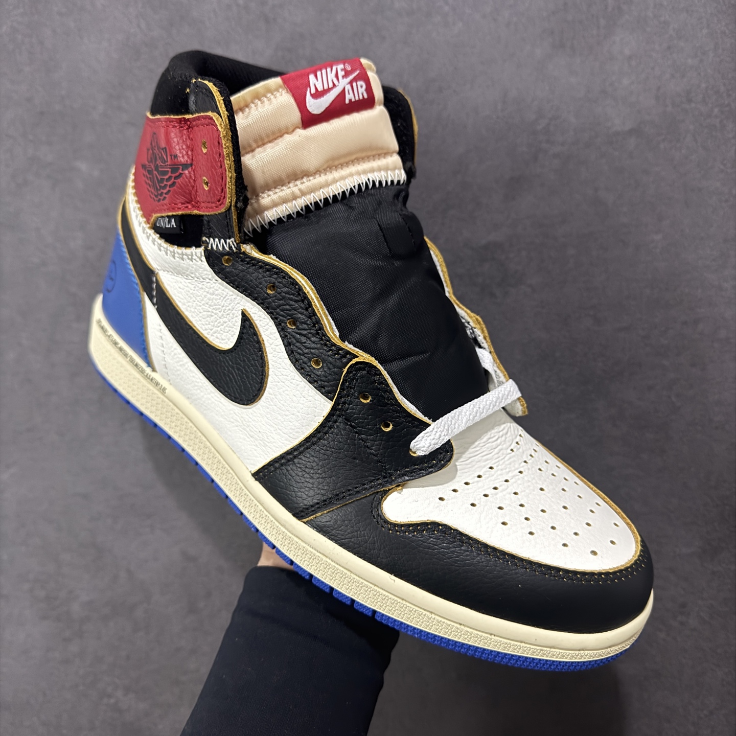 图片[3]-【公司级头层版】Air Jordan 1 High OG 高帮 AJ1 乔丹1代 aj1 乔1 高邦 金人吊牌 乔丹篮球鞋系列IO7847-002 采用正确头层皮组合荔枝纹头层皮革鞋面材质 中底注胶孔及缜密中底拉帮工艺 内置气垫及耐磨橡胶大底 尺码：36-47带半码-选品中心