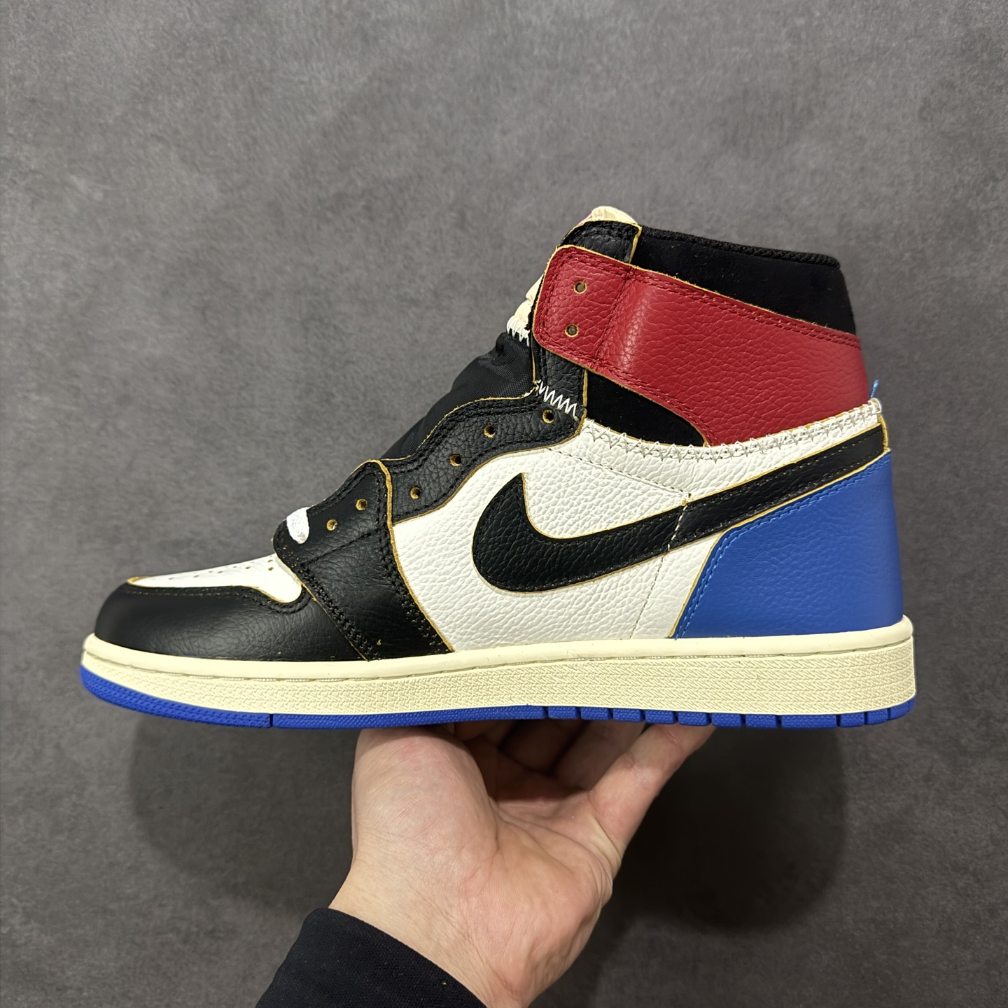 图片[2]-【公司级头层版】Air Jordan 1 High OG 高帮 AJ1 乔丹1代 aj1 乔1 高邦 金人吊牌 乔丹篮球鞋系列IO7847-002 采用正确头层皮组合荔枝纹头层皮革鞋面材质 中底注胶孔及缜密中底拉帮工艺 内置气垫及耐磨橡胶大底 尺码：36-47带半码-选品中心