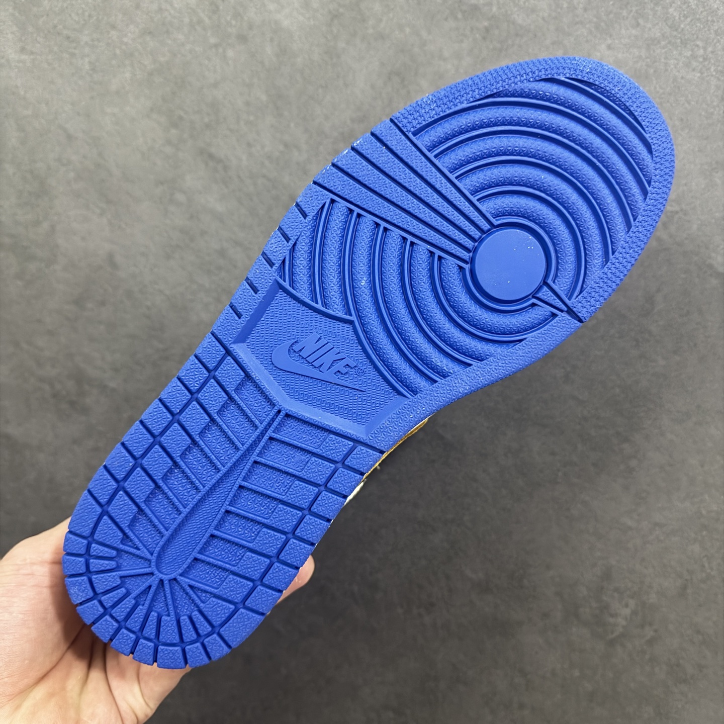 图片[9]-【公司级头层版】Air Jordan 1 High OG 高帮 AJ1 乔丹1代 aj1 乔1 高邦 金人吊牌 乔丹篮球鞋系列IO7847-002 采用正确头层皮组合荔枝纹头层皮革鞋面材质 中底注胶孔及缜密中底拉帮工艺 内置气垫及耐磨橡胶大底 尺码：36-47带半码-选品中心