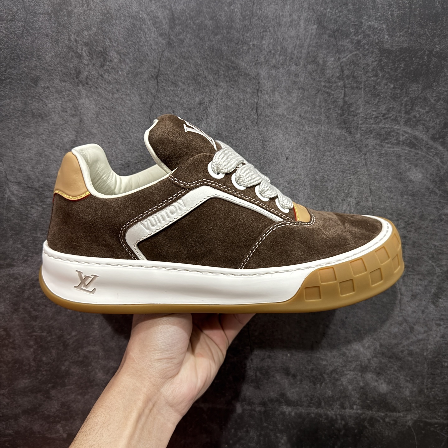 【佛山超a版】LV 路易威登LOUIS VUITTON Tilted Low Sneakers 倾斜系列低帮复古休闲运动文化百搭板鞋 2026早春款板鞋 市场最顶天花板 正确细节 完美版型做工 欢迎对比市场任何品质的货品 广东原产 升级原楦型开发纸版 包装说明书防尘布袋物件(附送官方快递加固牛皮纸外盒!!)#采用Monogram 丹宁布鞋面材质#鞋垫嵌入软脚感EVA物料#后跟耐弯折滴塑支撑片#全新开发TPR光泽组合隔色鞋底❗ 尺码：39 40 41 42 43 44 45-选品中心