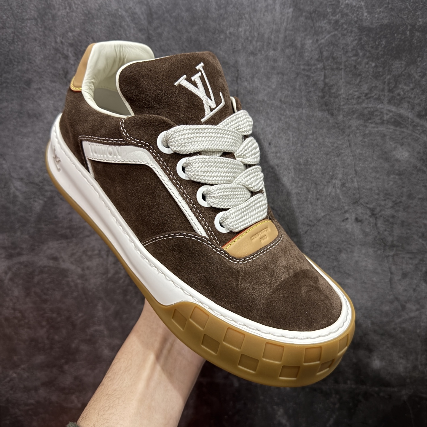 图片[3]-【佛山超a版】LV 路易威登LOUIS VUITTON Tilted Low Sneakers 倾斜系列低帮复古休闲运动文化百搭板鞋 2026早春款板鞋 市场最顶天花板 正确细节 完美版型做工 欢迎对比市场任何品质的货品 广东原产 升级原楦型开发纸版 包装说明书防尘布袋物件(附送官方快递加固牛皮纸外盒!!)#采用Monogram 丹宁布鞋面材质#鞋垫嵌入软脚感EVA物料#后跟耐弯折滴塑支撑片#全新开发TPR光泽组合隔色鞋底❗ 尺码：39 40 41 42 43 44 45-选品中心