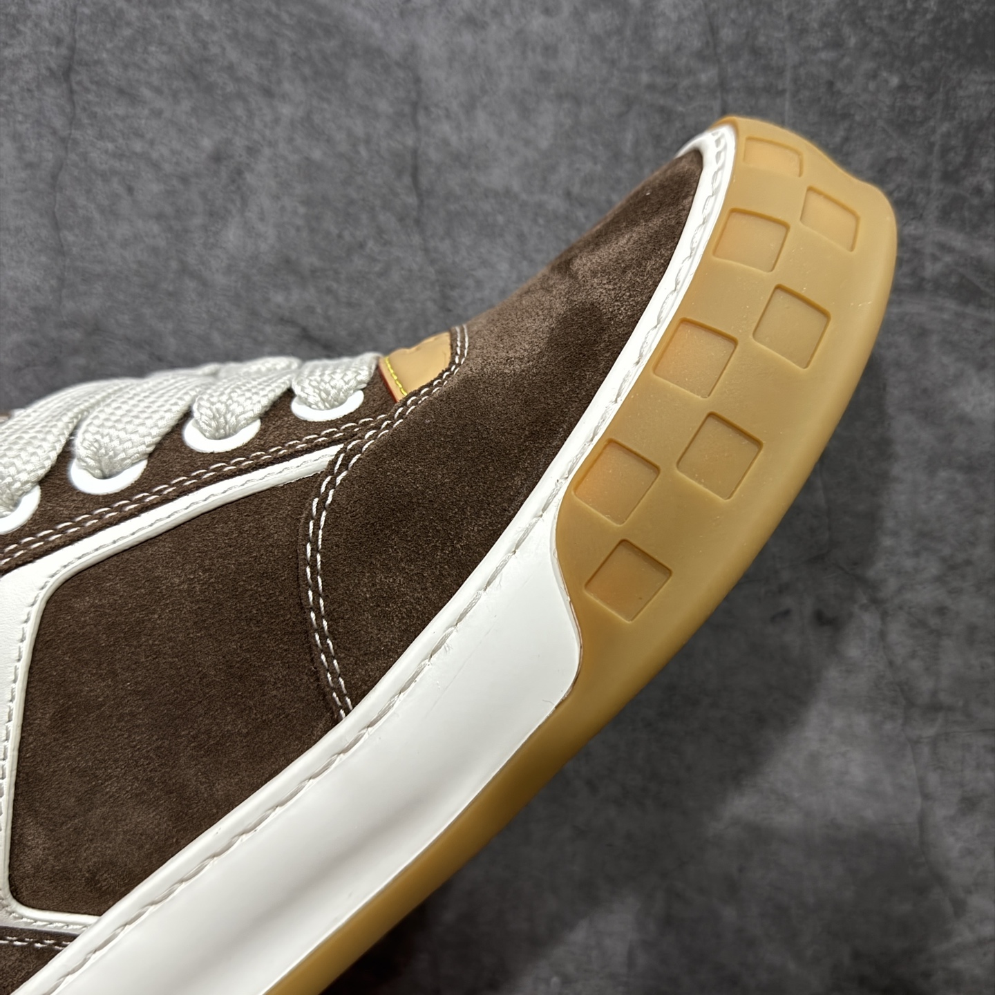 图片[6]-【佛山超a版】LV 路易威登LOUIS VUITTON Tilted Low Sneakers 倾斜系列低帮复古休闲运动文化百搭板鞋 2026早春款板鞋 市场最顶天花板 正确细节 完美版型做工 欢迎对比市场任何品质的货品 广东原产 升级原楦型开发纸版 包装说明书防尘布袋物件(附送官方快递加固牛皮纸外盒!!)#采用Monogram 丹宁布鞋面材质#鞋垫嵌入软脚感EVA物料#后跟耐弯折滴塑支撑片#全新开发TPR光泽组合隔色鞋底❗ 尺码：39 40 41 42 43 44 45-选品中心