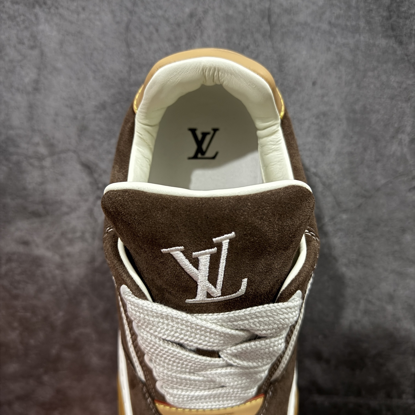 图片[8]-【佛山超a版】LV 路易威登LOUIS VUITTON Tilted Low Sneakers 倾斜系列低帮复古休闲运动文化百搭板鞋 2026早春款板鞋 市场最顶天花板 正确细节 完美版型做工 欢迎对比市场任何品质的货品 广东原产 升级原楦型开发纸版 包装说明书防尘布袋物件(附送官方快递加固牛皮纸外盒!!)#采用Monogram 丹宁布鞋面材质#鞋垫嵌入软脚感EVA物料#后跟耐弯折滴塑支撑片#全新开发TPR光泽组合隔色鞋底❗ 尺码：39 40 41 42 43 44 45-选品中心