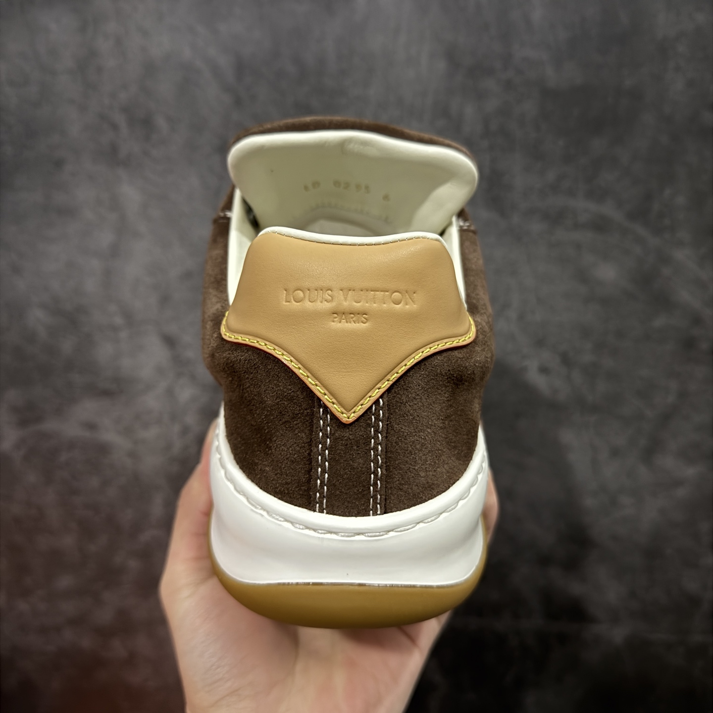 图片[4]-【佛山超a版】LV 路易威登LOUIS VUITTON Tilted Low Sneakers 倾斜系列低帮复古休闲运动文化百搭板鞋 2026早春款板鞋 市场最顶天花板 正确细节 完美版型做工 欢迎对比市场任何品质的货品 广东原产 升级原楦型开发纸版 包装说明书防尘布袋物件(附送官方快递加固牛皮纸外盒!!)#采用Monogram 丹宁布鞋面材质#鞋垫嵌入软脚感EVA物料#后跟耐弯折滴塑支撑片#全新开发TPR光泽组合隔色鞋底❗ 尺码：39 40 41 42 43 44 45-选品中心