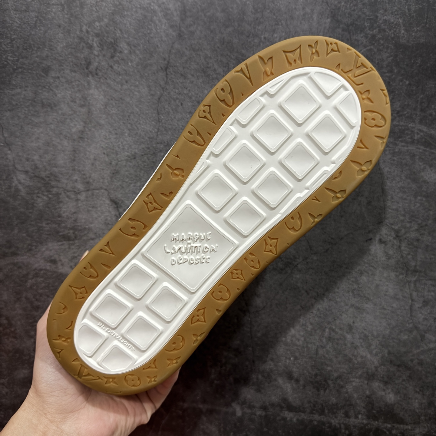 图片[9]-【佛山超a版】LV 路易威登LOUIS VUITTON Tilted Low Sneakers 倾斜系列低帮复古休闲运动文化百搭板鞋 2026早春款板鞋 市场最顶天花板 正确细节 完美版型做工 欢迎对比市场任何品质的货品 广东原产 升级原楦型开发纸版 包装说明书防尘布袋物件(附送官方快递加固牛皮纸外盒!!)#采用Monogram 丹宁布鞋面材质#鞋垫嵌入软脚感EVA物料#后跟耐弯折滴塑支撑片#全新开发TPR光泽组合隔色鞋底❗ 尺码：39 40 41 42 43 44 45-选品中心