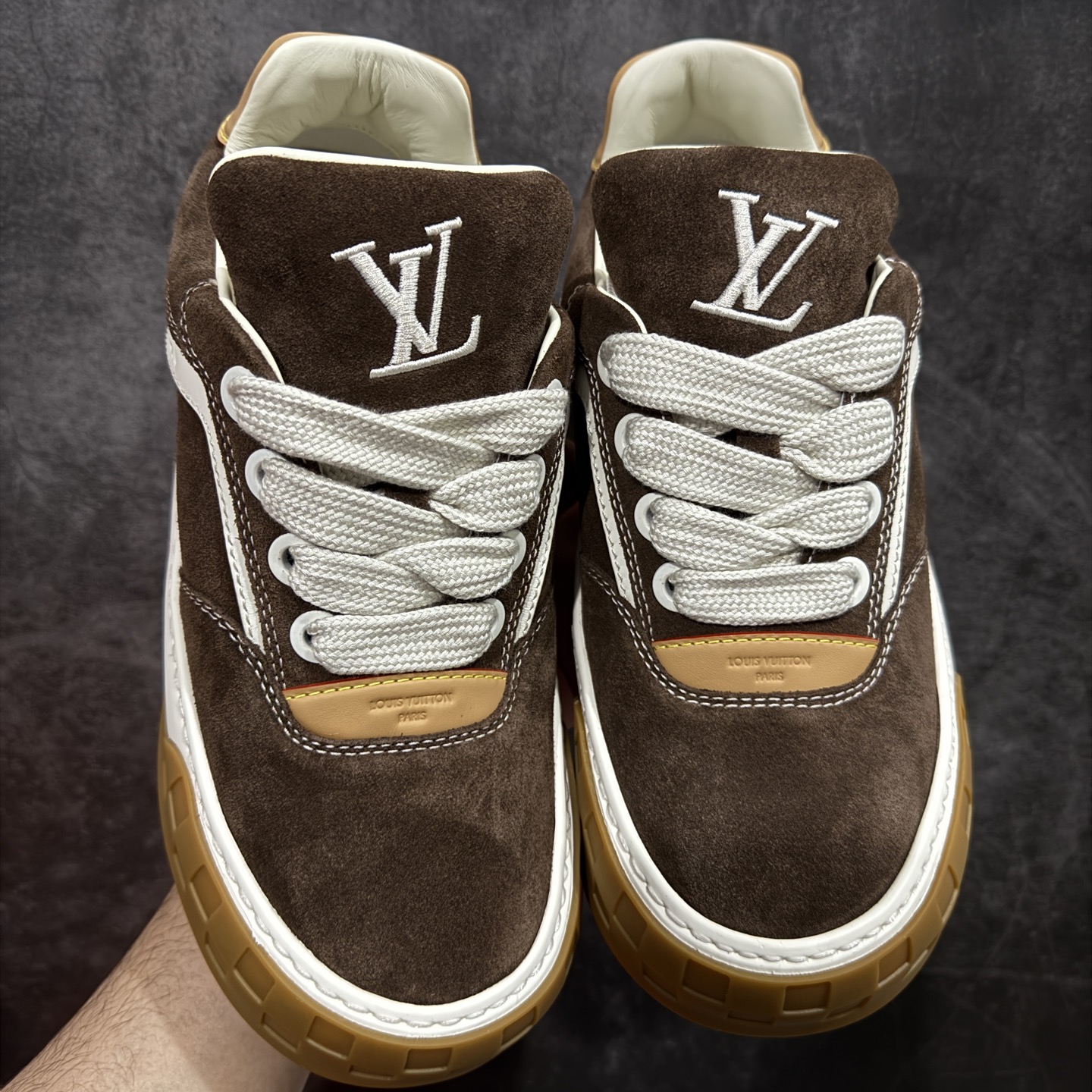 图片[2]-【佛山超a版】LV 路易威登LOUIS VUITTON Tilted Low Sneakers 倾斜系列低帮复古休闲运动文化百搭板鞋 2026早春款板鞋 市场最顶天花板 正确细节 完美版型做工 欢迎对比市场任何品质的货品 广东原产 升级原楦型开发纸版 包装说明书防尘布袋物件(附送官方快递加固牛皮纸外盒!!)#采用Monogram 丹宁布鞋面材质#鞋垫嵌入软脚感EVA物料#后跟耐弯折滴塑支撑片#全新开发TPR光泽组合隔色鞋底❗ 尺码：39 40 41 42 43 44 45-选品中心