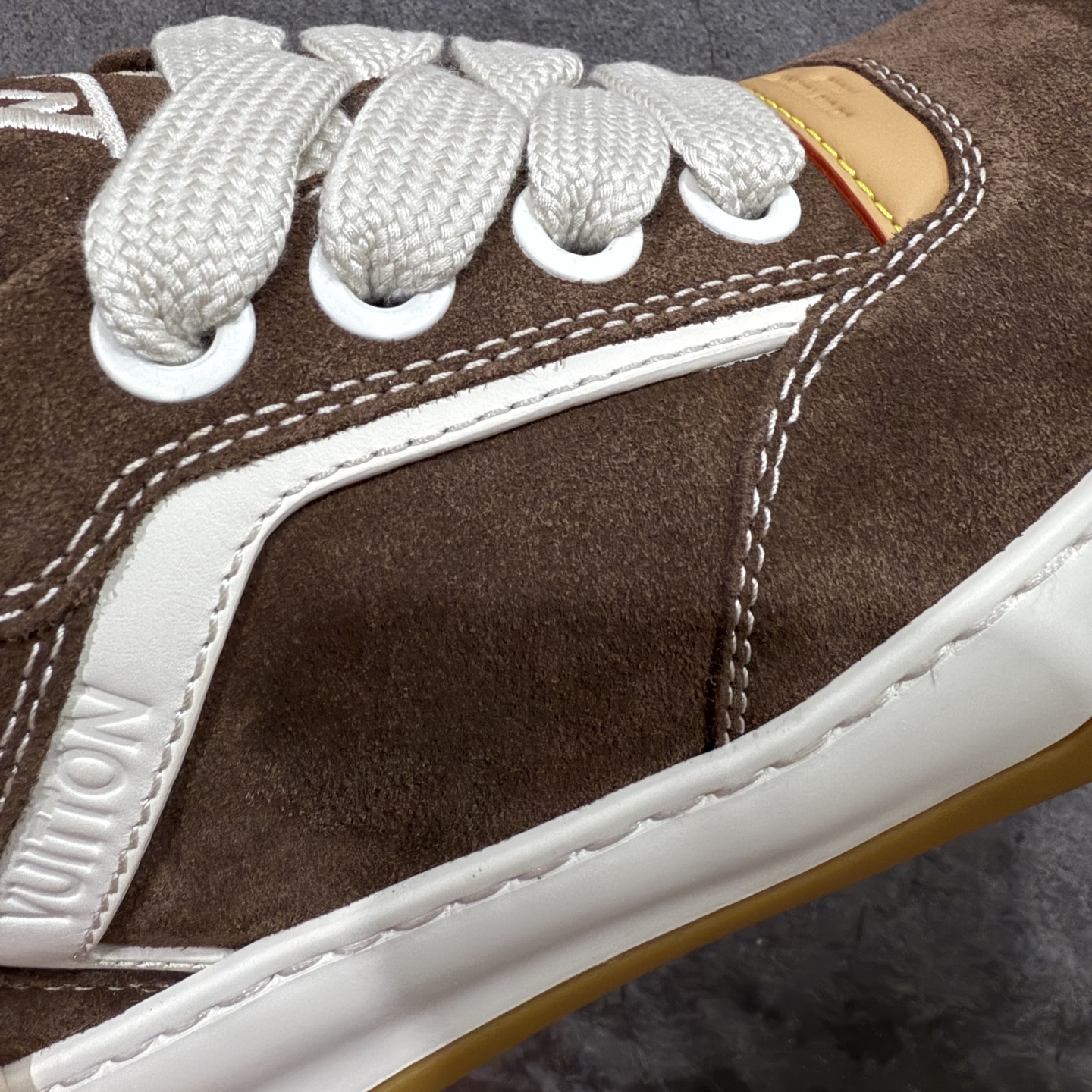 图片[5]-【佛山超a版】LV 路易威登LOUIS VUITTON Tilted Low Sneakers 倾斜系列低帮复古休闲运动文化百搭板鞋 2026早春款板鞋 市场最顶天花板 正确细节 完美版型做工 欢迎对比市场任何品质的货品 广东原产 升级原楦型开发纸版 包装说明书防尘布袋物件(附送官方快递加固牛皮纸外盒!!)#采用Monogram 丹宁布鞋面材质#鞋垫嵌入软脚感EVA物料#后跟耐弯折滴塑支撑片#全新开发TPR光泽组合隔色鞋底❗ 尺码：39 40 41 42 43 44 45-选品中心