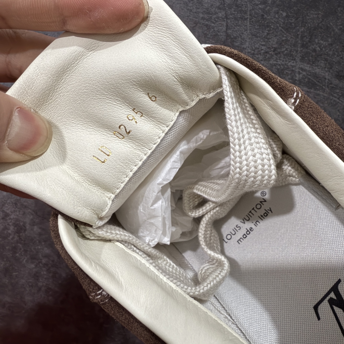 图片[8]-【佛山超a版】LV 路易威登LOUIS VUITTON Tilted Low Sneakers 倾斜系列低帮复古休闲运动文化百搭板鞋 2026早春款板鞋 市场最顶天花板 正确细节 完美版型做工 欢迎对比市场任何品质的货品 广东原产 升级原楦型开发纸版 包装说明书防尘布袋物件(附送官方快递加固牛皮纸外盒!!)#采用Monogram 丹宁布鞋面材质#鞋垫嵌入软脚感EVA物料#后跟耐弯折滴塑支撑片#全新开发TPR光泽组合隔色鞋底❗ 尺码：39 40 41 42 43 44 45-选品中心