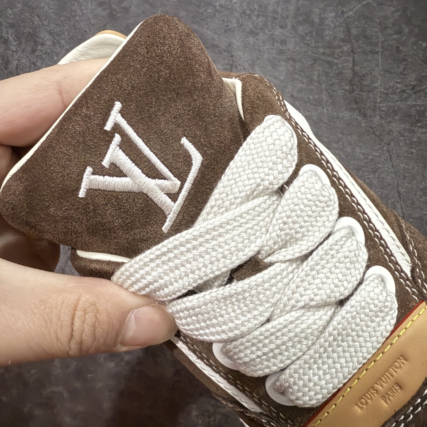图片[7]-【佛山超a版】LV 路易威登LOUIS VUITTON Tilted Low Sneakers 倾斜系列低帮复古休闲运动文化百搭板鞋 2026早春款板鞋 市场最顶天花板 正确细节 完美版型做工 欢迎对比市场任何品质的货品 广东原产 升级原楦型开发纸版 包装说明书防尘布袋物件(附送官方快递加固牛皮纸外盒!!)#采用Monogram 丹宁布鞋面材质#鞋垫嵌入软脚感EVA物料#后跟耐弯折滴塑支撑片#全新开发TPR光泽组合隔色鞋底❗ 尺码：39 40 41 42 43 44 45-选品中心