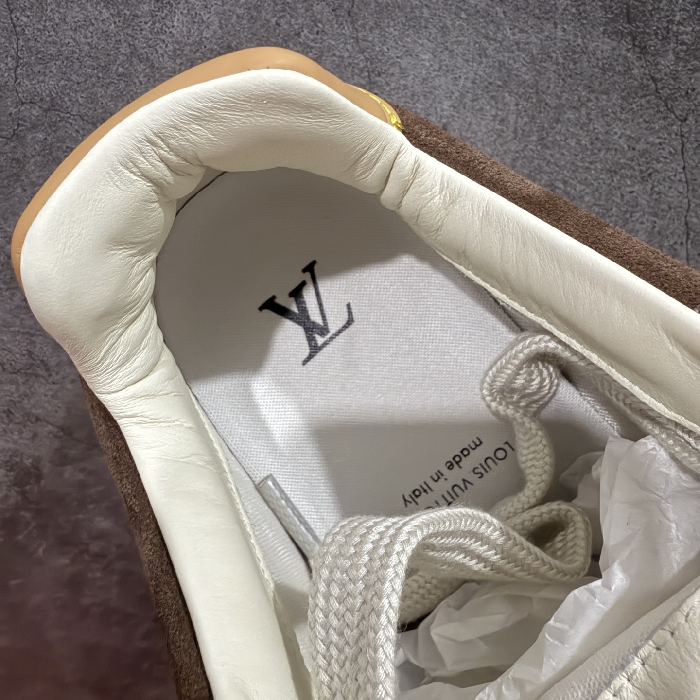 图片[9]-【佛山超a版】LV 路易威登LOUIS VUITTON Tilted Low Sneakers 倾斜系列低帮复古休闲运动文化百搭板鞋 2026早春款板鞋 市场最顶天花板 正确细节 完美版型做工 欢迎对比市场任何品质的货品 广东原产 升级原楦型开发纸版 包装说明书防尘布袋物件(附送官方快递加固牛皮纸外盒!!)#采用Monogram 丹宁布鞋面材质#鞋垫嵌入软脚感EVA物料#后跟耐弯折滴塑支撑片#全新开发TPR光泽组合隔色鞋底❗ 尺码：39 40 41 42 43 44 45-选品中心