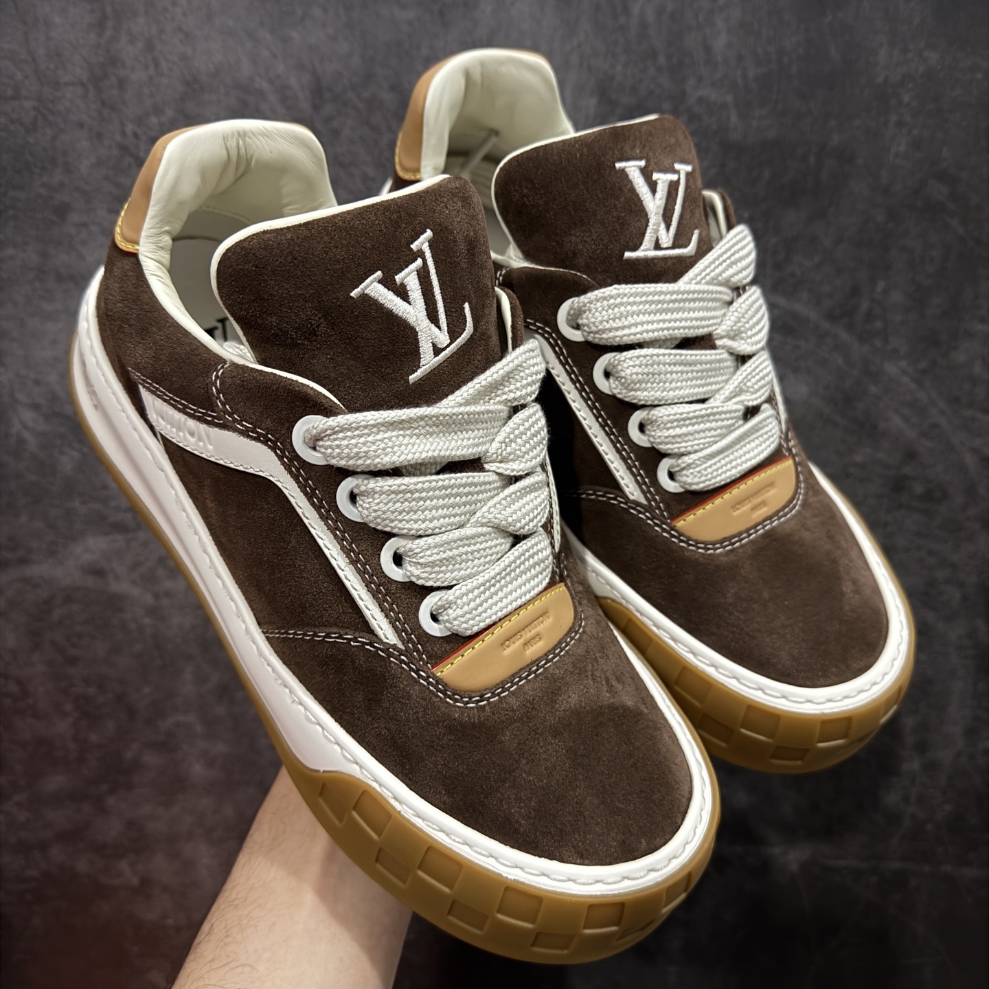 【佛山超a版】LV 路易威登LOUIS VUITTON Tilted Low Sneakers 倾斜系列低帮复古休闲运动文化百搭板鞋 2026早春款板鞋 市场最顶天花板 正确细节 完美版型做工 欢迎对比市场任何品质的货品 广东原产 升级原楦型开发纸版 包装说明书防尘布袋物件(附送官方快递加固牛皮纸外盒!!)#采用Monogram 丹宁布鞋面材质#鞋垫嵌入软脚感EVA物料#后跟耐弯折滴塑支撑片#全新开发TPR光泽组合隔色鞋底❗ 尺码：39 40 41 42 43 44 45-选品中心