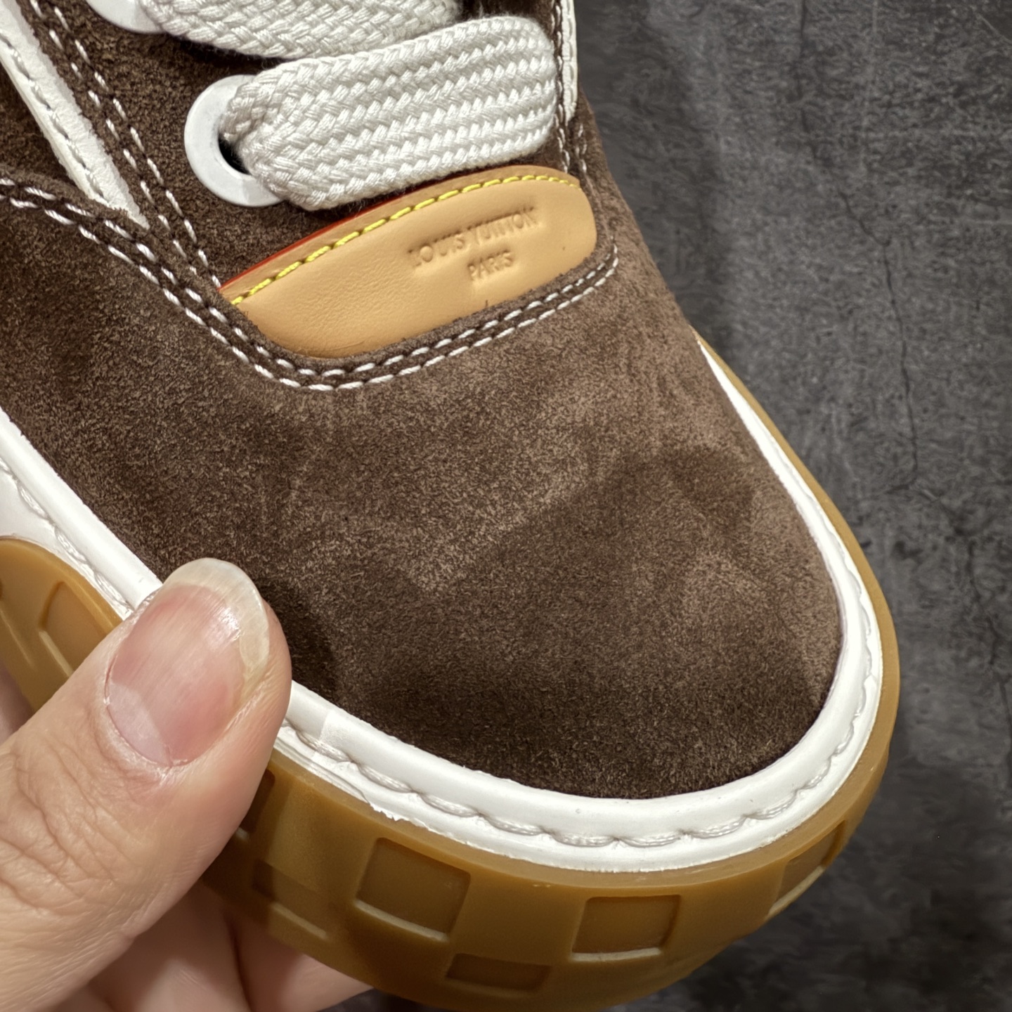 图片[6]-【佛山超a版】LV 路易威登LOUIS VUITTON Tilted Low Sneakers 倾斜系列低帮复古休闲运动文化百搭板鞋 2026早春款板鞋 市场最顶天花板 正确细节 完美版型做工 欢迎对比市场任何品质的货品 广东原产 升级原楦型开发纸版 包装说明书防尘布袋物件(附送官方快递加固牛皮纸外盒!!)#采用Monogram 丹宁布鞋面材质#鞋垫嵌入软脚感EVA物料#后跟耐弯折滴塑支撑片#全新开发TPR光泽组合隔色鞋底❗ 尺码：39 40 41 42 43 44 45-选品中心