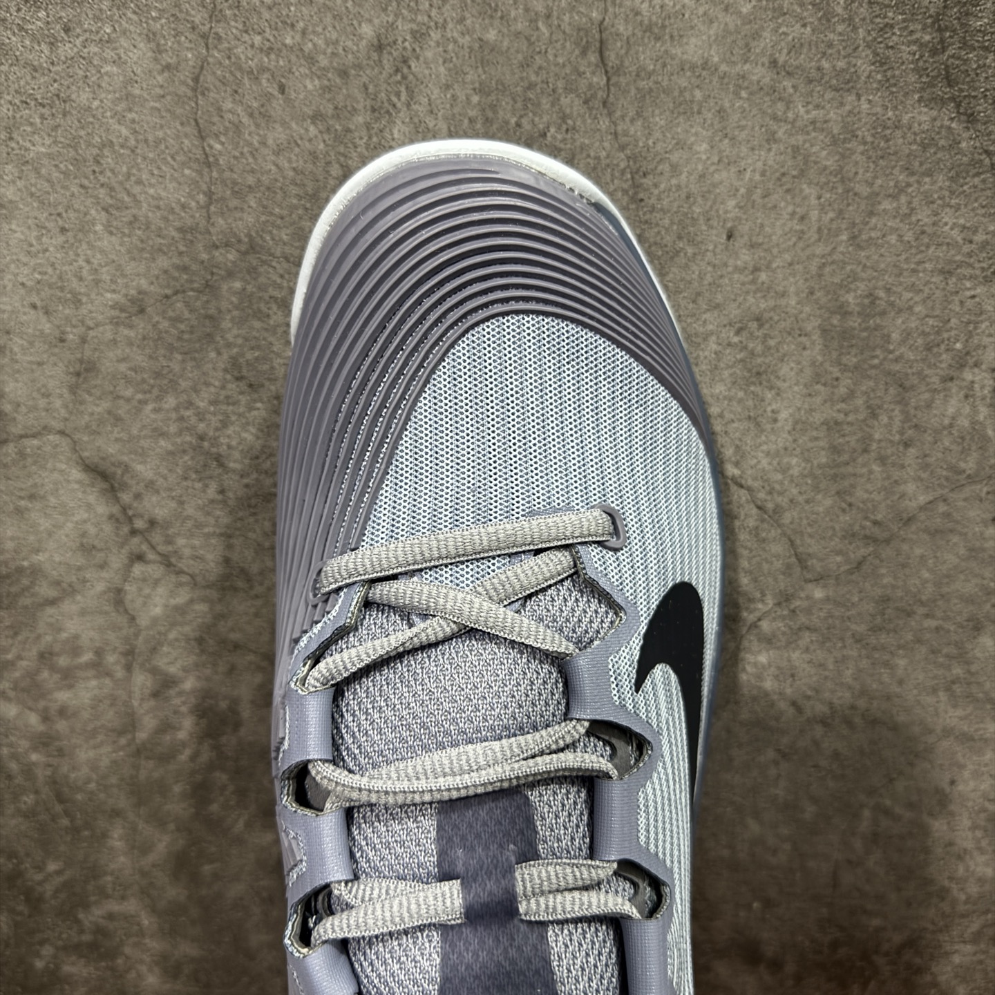 图片[5]-【外贸版】Nike Zoom Vapor 12 HC Prm 舒适 低帮 网球鞋 HQ6026-400 郑钦文同款上脚 网球实战必穿款 颜值与实用性兼具 轻质网眼鞋面，透气又轻盈 Air Zoom 缓震配置超给力，击球冲击能有效吸收，缓震回弹超舒适，启动反馈也很赞。 鞋身流线型设计，减少空气阻力，灵活性拉满 鞋底橡胶耐磨，硬地抓地力强，多方向人字纹，急停、变向都稳 中足锁定稳，侧向支撑靠谱，鞋楦贴合度适中，打球时脚在鞋里不乱晃，能专注赢球 简约设计适配多种风格，运动与日常场景无缝切换 轻量化与透气性 网面材质减轻重量，长时间穿着舒适 尺码：36-45（46 47后期出）-选品中心