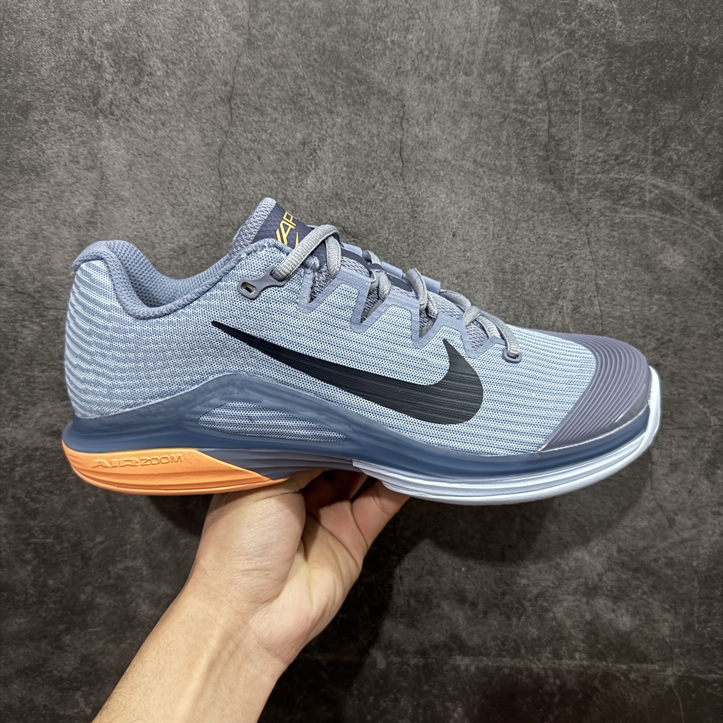 【外贸版】Nike Zoom Vapor 12 HC Prm 舒适 低帮 网球鞋 HQ6026-400 郑钦文同款上脚 网球实战必穿款 颜值与实用性兼具 轻质网眼鞋面，透气又轻盈 Air Zoom 缓震配置超给力，击球冲击能有效吸收，缓震回弹超舒适，启动反馈也很赞。 鞋身流线型设计，减少空气阻力，灵活性拉满 鞋底橡胶耐磨，硬地抓地力强，多方向人字纹，急停、变向都稳 中足锁定稳，侧向支撑靠谱，鞋楦贴合度适中，打球时脚在鞋里不乱晃，能专注赢球 简约设计适配多种风格，运动与日常场景无缝切换 轻量化与透气性 网面材质减轻重量，长时间穿着舒适 尺码：36-45（46 47后期出）-选品中心