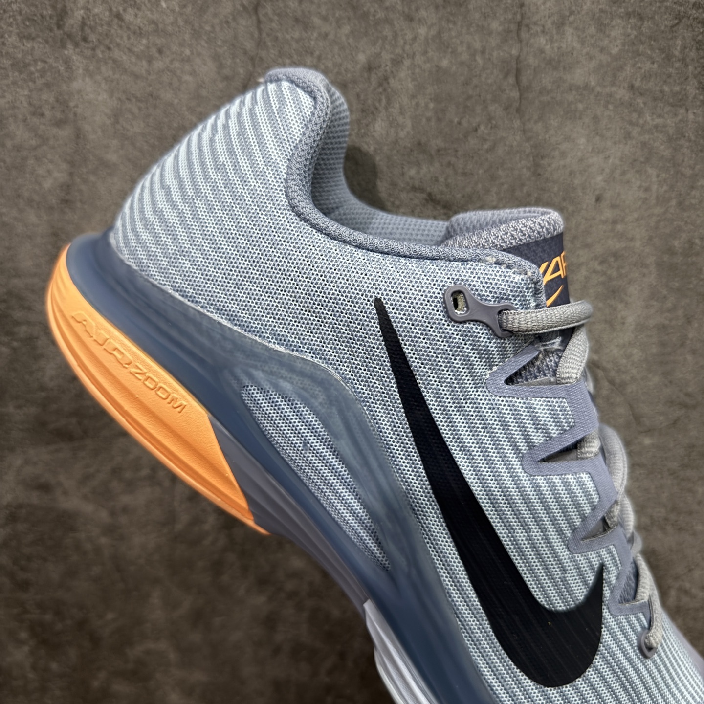 图片[7]-【外贸版】Nike Zoom Vapor 12 HC Prm 舒适 低帮 网球鞋 HQ6026-400 郑钦文同款上脚 网球实战必穿款 颜值与实用性兼具 轻质网眼鞋面，透气又轻盈 Air Zoom 缓震配置超给力，击球冲击能有效吸收，缓震回弹超舒适，启动反馈也很赞。 鞋身流线型设计，减少空气阻力，灵活性拉满 鞋底橡胶耐磨，硬地抓地力强，多方向人字纹，急停、变向都稳 中足锁定稳，侧向支撑靠谱，鞋楦贴合度适中，打球时脚在鞋里不乱晃，能专注赢球 简约设计适配多种风格，运动与日常场景无缝切换 轻量化与透气性 网面材质减轻重量，长时间穿着舒适 尺码：36-45（46 47后期出）-选品中心