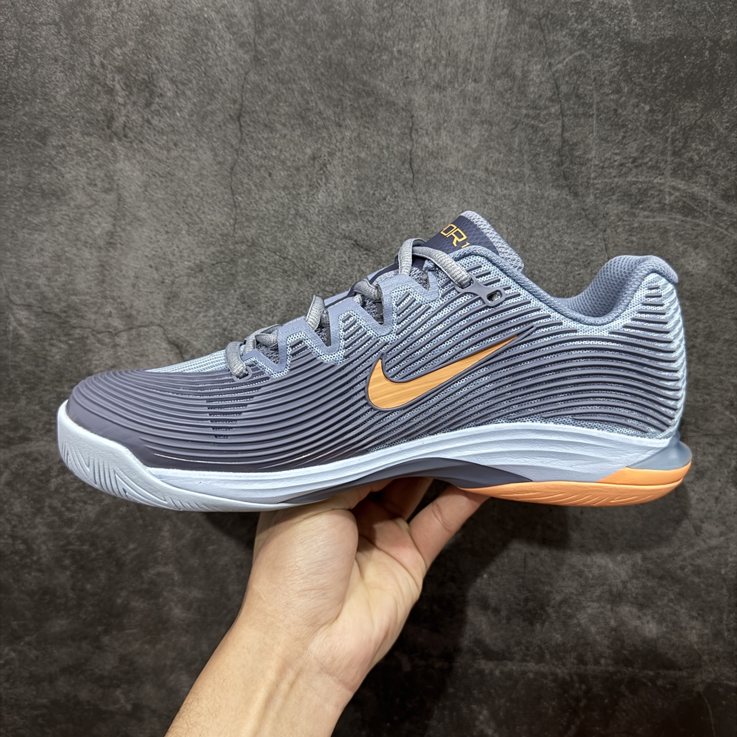 图片[2]-【外贸版】Nike Zoom Vapor 12 HC Prm 舒适 低帮 网球鞋 HQ6026-400 郑钦文同款上脚 网球实战必穿款 颜值与实用性兼具 轻质网眼鞋面，透气又轻盈 Air Zoom 缓震配置超给力，击球冲击能有效吸收，缓震回弹超舒适，启动反馈也很赞。 鞋身流线型设计，减少空气阻力，灵活性拉满 鞋底橡胶耐磨，硬地抓地力强，多方向人字纹，急停、变向都稳 中足锁定稳，侧向支撑靠谱，鞋楦贴合度适中，打球时脚在鞋里不乱晃，能专注赢球 简约设计适配多种风格，运动与日常场景无缝切换 轻量化与透气性 网面材质减轻重量，长时间穿着舒适 尺码：36-45（46 47后期出）-选品中心