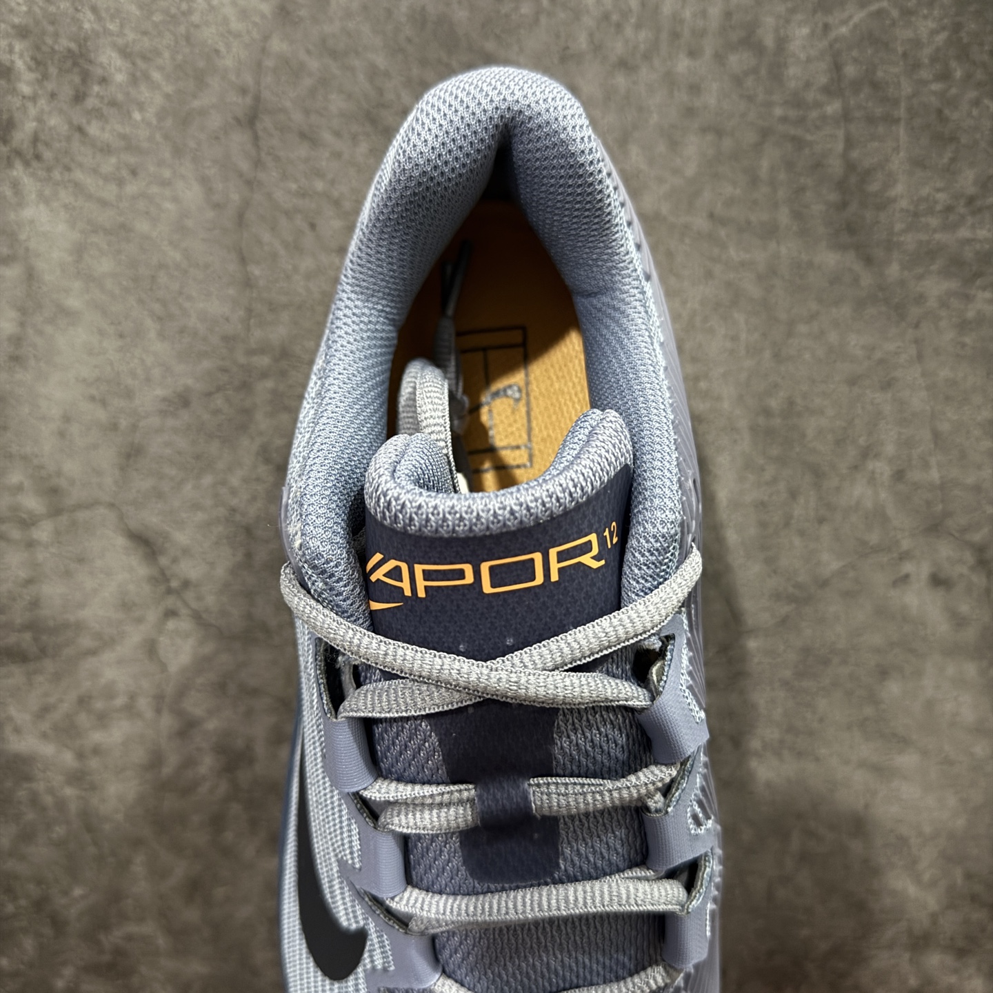 图片[8]-【外贸版】Nike Zoom Vapor 12 HC Prm 舒适 低帮 网球鞋 HQ6026-400 郑钦文同款上脚 网球实战必穿款 颜值与实用性兼具 轻质网眼鞋面，透气又轻盈 Air Zoom 缓震配置超给力，击球冲击能有效吸收，缓震回弹超舒适，启动反馈也很赞。 鞋身流线型设计，减少空气阻力，灵活性拉满 鞋底橡胶耐磨，硬地抓地力强，多方向人字纹，急停、变向都稳 中足锁定稳，侧向支撑靠谱，鞋楦贴合度适中，打球时脚在鞋里不乱晃，能专注赢球 简约设计适配多种风格，运动与日常场景无缝切换 轻量化与透气性 网面材质减轻重量，长时间穿着舒适 尺码：36-45（46 47后期出）-选品中心