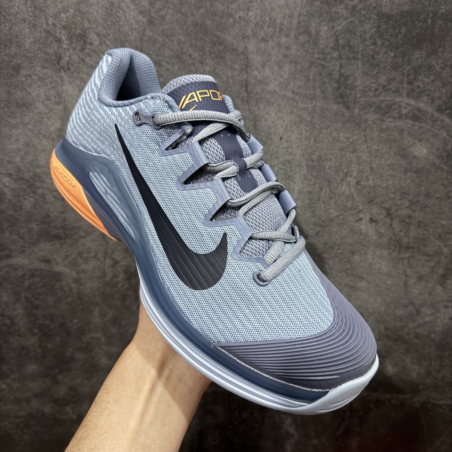 图片[3]-【外贸版】Nike Zoom Vapor 12 HC Prm 舒适 低帮 网球鞋 HQ6026-400 郑钦文同款上脚 网球实战必穿款 颜值与实用性兼具 轻质网眼鞋面，透气又轻盈 Air Zoom 缓震配置超给力，击球冲击能有效吸收，缓震回弹超舒适，启动反馈也很赞。 鞋身流线型设计，减少空气阻力，灵活性拉满 鞋底橡胶耐磨，硬地抓地力强，多方向人字纹，急停、变向都稳 中足锁定稳，侧向支撑靠谱，鞋楦贴合度适中，打球时脚在鞋里不乱晃，能专注赢球 简约设计适配多种风格，运动与日常场景无缝切换 轻量化与透气性 网面材质减轻重量，长时间穿着舒适 尺码：36-45（46 47后期出）-选品中心