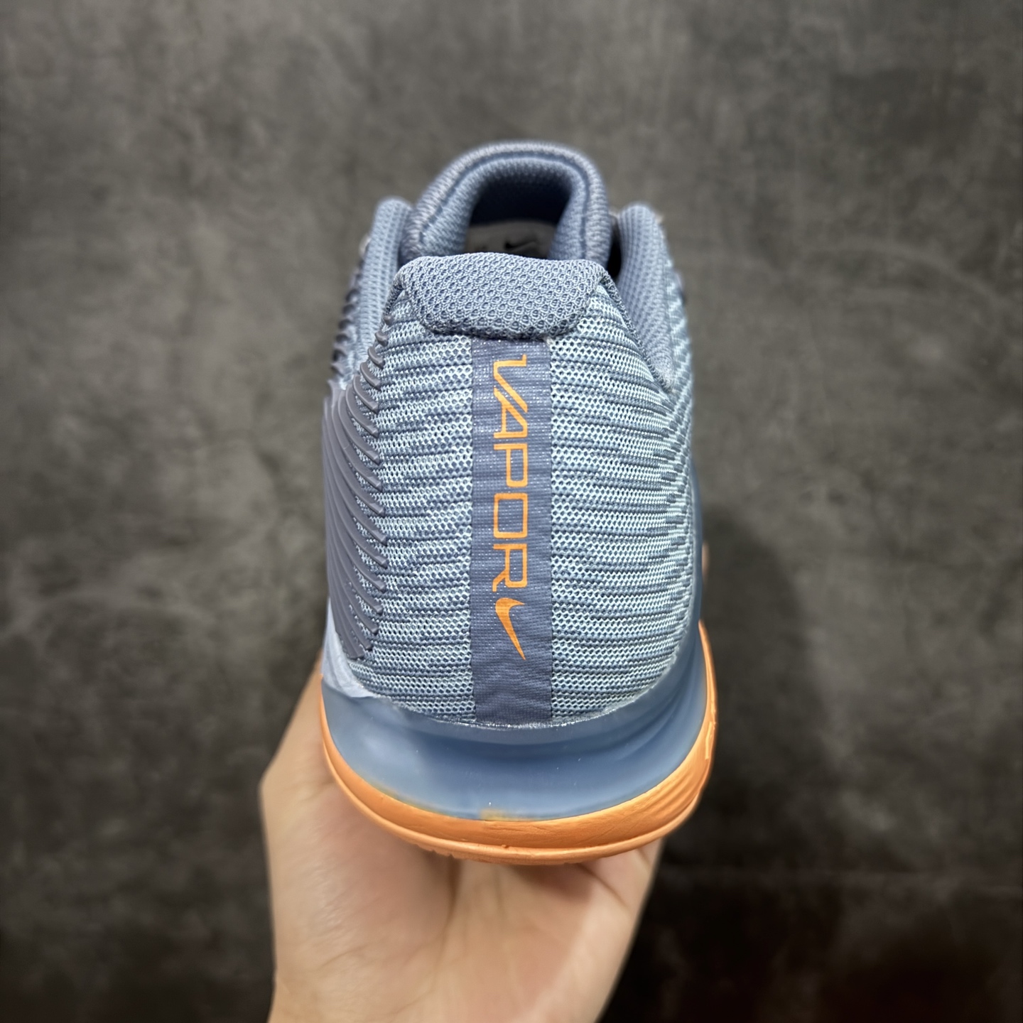 图片[4]-【外贸版】Nike Zoom Vapor 12 HC Prm 舒适 低帮 网球鞋 HQ6026-400 郑钦文同款上脚 网球实战必穿款 颜值与实用性兼具 轻质网眼鞋面，透气又轻盈 Air Zoom 缓震配置超给力，击球冲击能有效吸收，缓震回弹超舒适，启动反馈也很赞。 鞋身流线型设计，减少空气阻力，灵活性拉满 鞋底橡胶耐磨，硬地抓地力强，多方向人字纹，急停、变向都稳 中足锁定稳，侧向支撑靠谱，鞋楦贴合度适中，打球时脚在鞋里不乱晃，能专注赢球 简约设计适配多种风格，运动与日常场景无缝切换 轻量化与透气性 网面材质减轻重量，长时间穿着舒适 尺码：36-45（46 47后期出）-选品中心