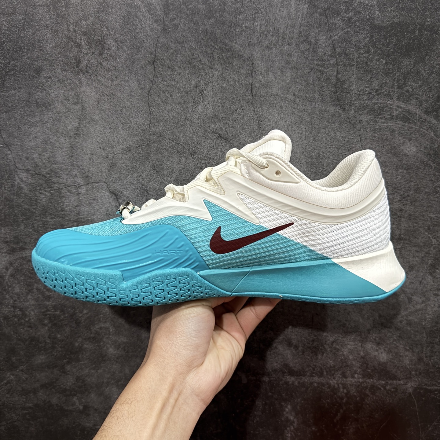 图片[2]-【外贸版】Nike Vapor Pro 3 Premium 舒适耐用 防滑耐磨 低帮 网球鞋 HJ6641-300 郑钦文同款上脚 网球实战必穿款 颜值与实用性兼具 轻质网眼鞋面，透气又轻盈 Air Zoom 缓震配置超给力，击球冲击能有效吸收，缓震回弹超舒适，启动反馈也很赞。 鞋身流线型设计，减少空气阻力，灵活性拉满 鞋底橡胶耐磨，硬地抓地力强，多方向人字纹，急停、变向都稳 中足锁定稳，侧向支撑靠谱，鞋楦贴合度适中，打球时脚在鞋里不乱晃，能专注赢球 简约设计适配多种风格，运动与日常场景无缝切换 轻量化与透气性 网面材质减轻重量，长时间穿着舒适 尺码：36-45（46 47后期出）-选品中心